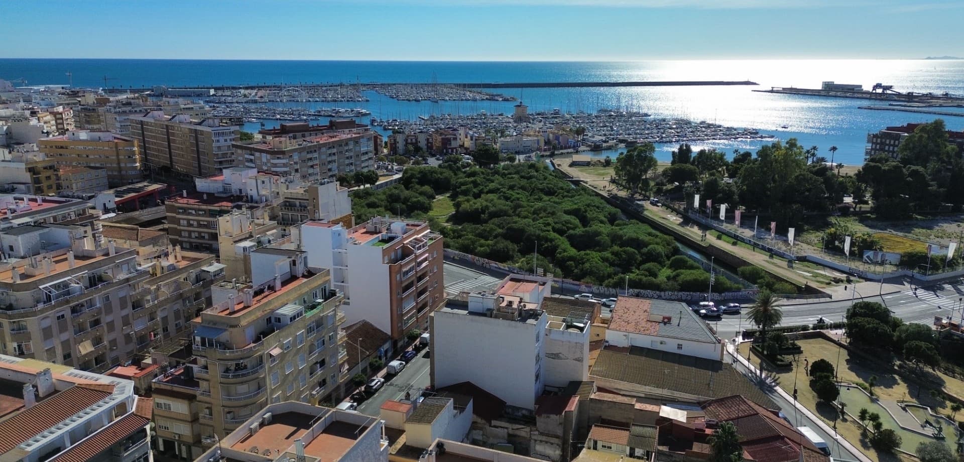 Spacious 3-bedroom apartment with a similar layout to a renovated unit, located on the 2nd floor of a well-maintained building in Torrevieja, within walking distance to the sea and all amenities.The apartment offers a generous living and dining area, three well-proportioned bedrooms and excellent natural light, making it an ideal blank canvas for buyers who want to design and finish the home to their own taste.⚠️ IMPORTANT:THE APARTMENT IS SOLD COMPLETELY EMPTYNO FURNITURE INCLUDEDNO KITCHEN INSTALLEDNO BATHROOM FITTINGS INSTALLEDPerfect for permanent living, a holiday home, or an investment project close to the Mediterranean