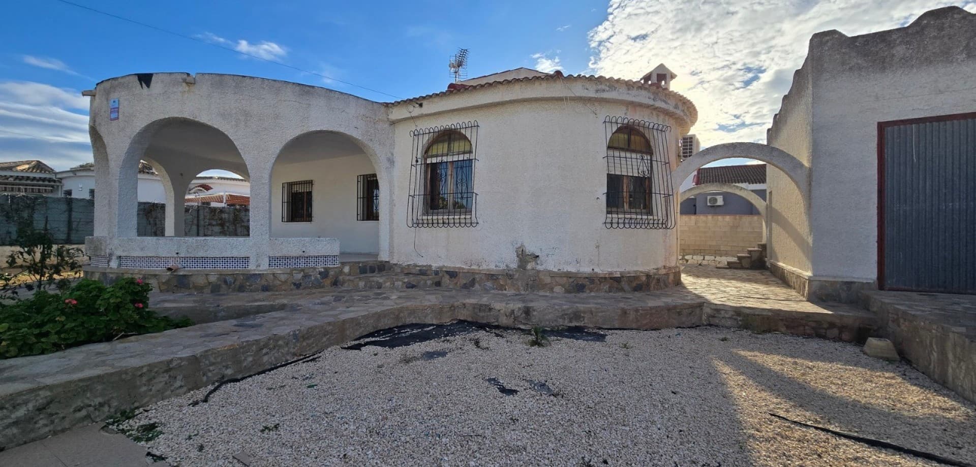Set in the established residential area of El Chaparral, this detached villa offers a rare chance to create a standout home on a generous 800 m² plot.The property has a built area of 140 m² and currently comprises 3 bedrooms and 1 bathroom. The villa requires full refurbishment, but its size and layout allow clear potential to reconfigure the interior, adding additional bedrooms and/or bathrooms if desired (subject to project and permissions).This is a true value-add opportunity. With the right investment, the property could be transformed into a modern family residence, a high-end holiday villa, or a strong resale or rental investment.The large plot provides ample space for:A private swimming poolLandscaped gardensOutdoor dining and lounge areasParking or garageEl Chaparral is known for its quiet, residential character, popular with both permanent residents and international buyers, while remaining close to Torrevieja town, services, supermarkets, and main road connections.A solid structure, exceptional plot size, and flexible layout make this property a blank canvas for buyers looking to buy well and create significant added value.An excellent renovation project in one of Torrevieja’s most spacious residential areas.