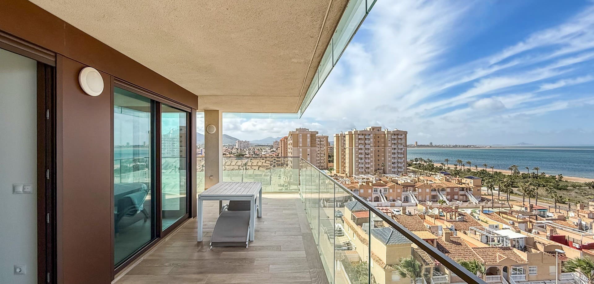 Welcome to this exceptional 7th floor corner apartment, perfectly positioned within the same sought-after urbanisation, offering privacy, natural light, and breathtaking open views.Thanks to its elevated corner position, the property enjoys sunlight throughout the day and a unique sense of space rarely found in apartment living. The standout feature is the expansive L-shaped terrace — ideal for creating multiple outdoor zones for dining, relaxing, and entertaining while enjoying panoramic surroundings.Inside, the apartment offers a bright and functional layout with seamless indoor-outdoor flow, making it perfect for both holiday use and year-round living. Large windows enhance the sense of openness, while the corner orientation ensures additional light and ventilation.Located within a well-maintained community, residents benefit from access to communal areas and a prime location close to all essential amenities, golf courses, and the coast.A rare opportunity to own a high-positioned corner unit with exceptional outdoor space in one of the area’s most desirable urbanisations.