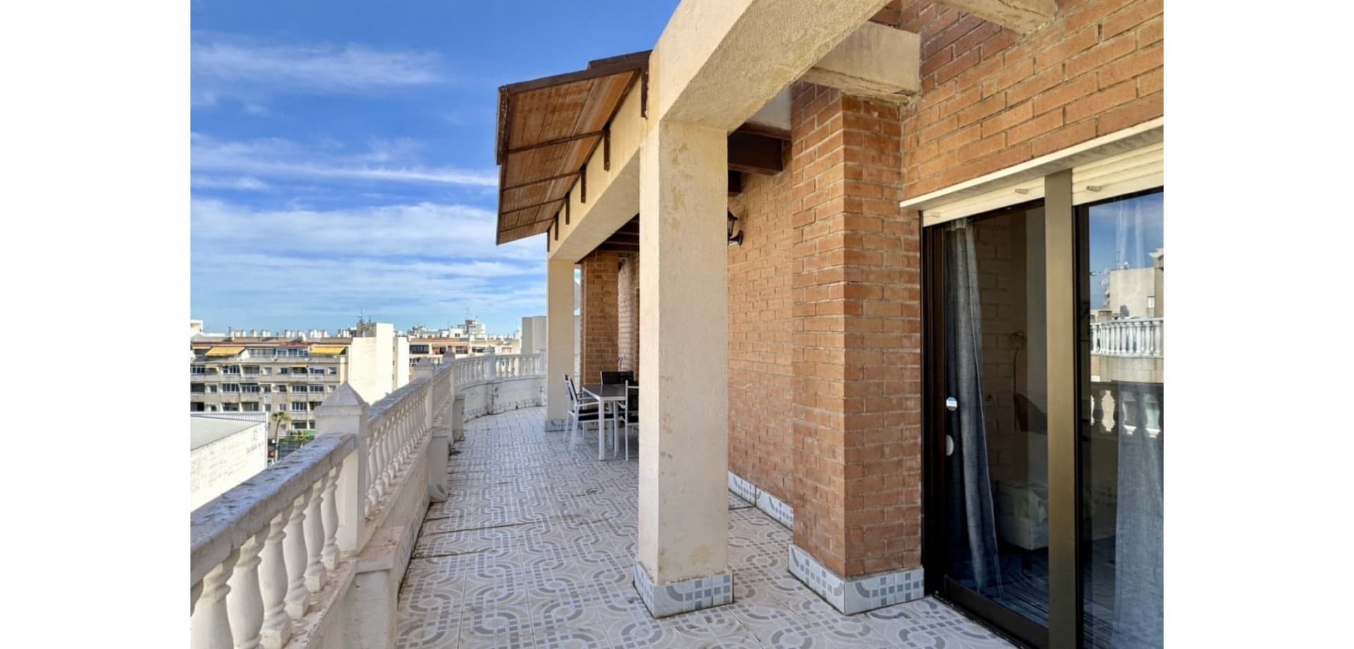 This well-maintained apartment is located in Torrevieja and offers a comfortable layout combined with an exceptionally spacious terrace — ideal for enjoying the Mediterranean lifestyle.The property features 1 bedroom, 1 bathroom, and a total built area of 57 m². The living area is bright and functional, with an open connection to the dining space and kitchen, creating a pleasant and practical living environment.The bedroom is generously sized and has direct access to the terrace, providing excellent natural light and an airy feel. The bathroom is well laid out and fully equipped.One of the highlights of this apartment is the large terrace, perfect for outdoor dining, sunbathing, or relaxing all year round.Located close to all amenities such as shops, restaurants, and public transport, this property is ideal as a holiday home, permanent residence, or rental investment.Key features:1 bedroom1 bathroom57 m² builtLarge private terraceBright living areasGood location in Torrevieja