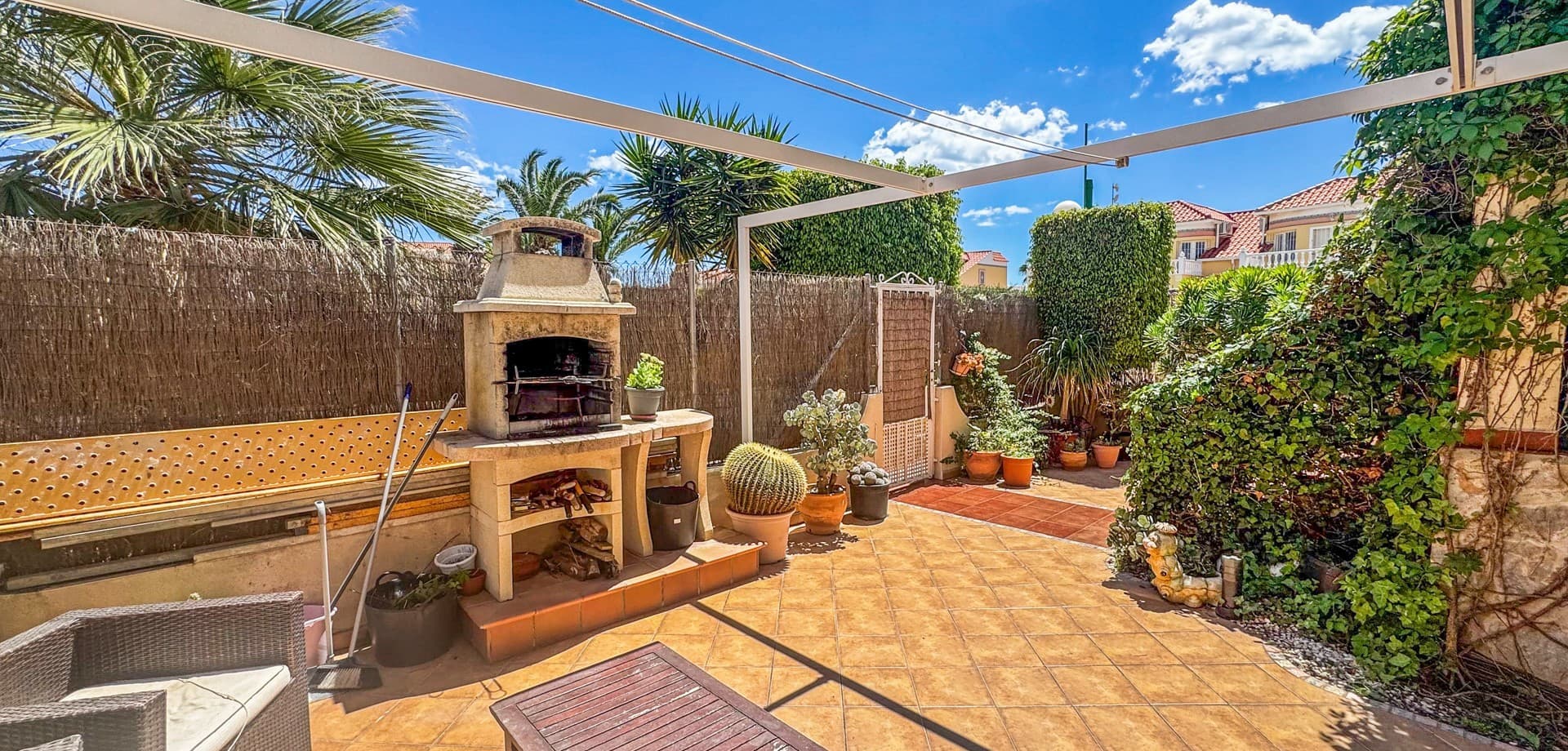 Located in the sought-after residential area of Playa Flamenca in Orihuela Costa, this charming ground floor bungalow offers the perfect combination of comfort, spacious outdoor living, and an excellent location on the Costa Blanca.The property features three bedrooms and two full bathrooms, making it ideal as a permanent residence, holiday home, or investment property for families looking to enjoy the Mediterranean lifestyle.Inside, the home offers a spacious fully equipped kitchen, a bright and welcoming living and dining area, as well as practical additional spaces including a laundry room and storage room that provide extra functionality for everyday living. Air conditioning ensures comfort throughout the year.One of the standout features of this property is the impressive private terrace of approximately 60 m² — a fantastic outdoor space perfect for relaxing, dining with family and friends, or enjoying the sunny climate of Orihuela Costa all year round.The well-maintained urbanisation also offers a communal swimming pool and secure gated parking within the residential complex.The location is excellent, close to sports facilities, restaurants, supermarkets, and only a short distance from the popular La Zenia Boulevard shopping centre. Beautiful beaches, golf courses, and all essential amenities are also easily accessible.Please note that one of the bedrooms could not be photographed due to specific circumstances at the time of the visit. However, the room can of course be viewed during an in-person viewing of the property.Presented in good overall condition and ready to move into, this ground floor bungalow represents an excellent opportunity in one of the most desirable areas of Orihuela Costa.