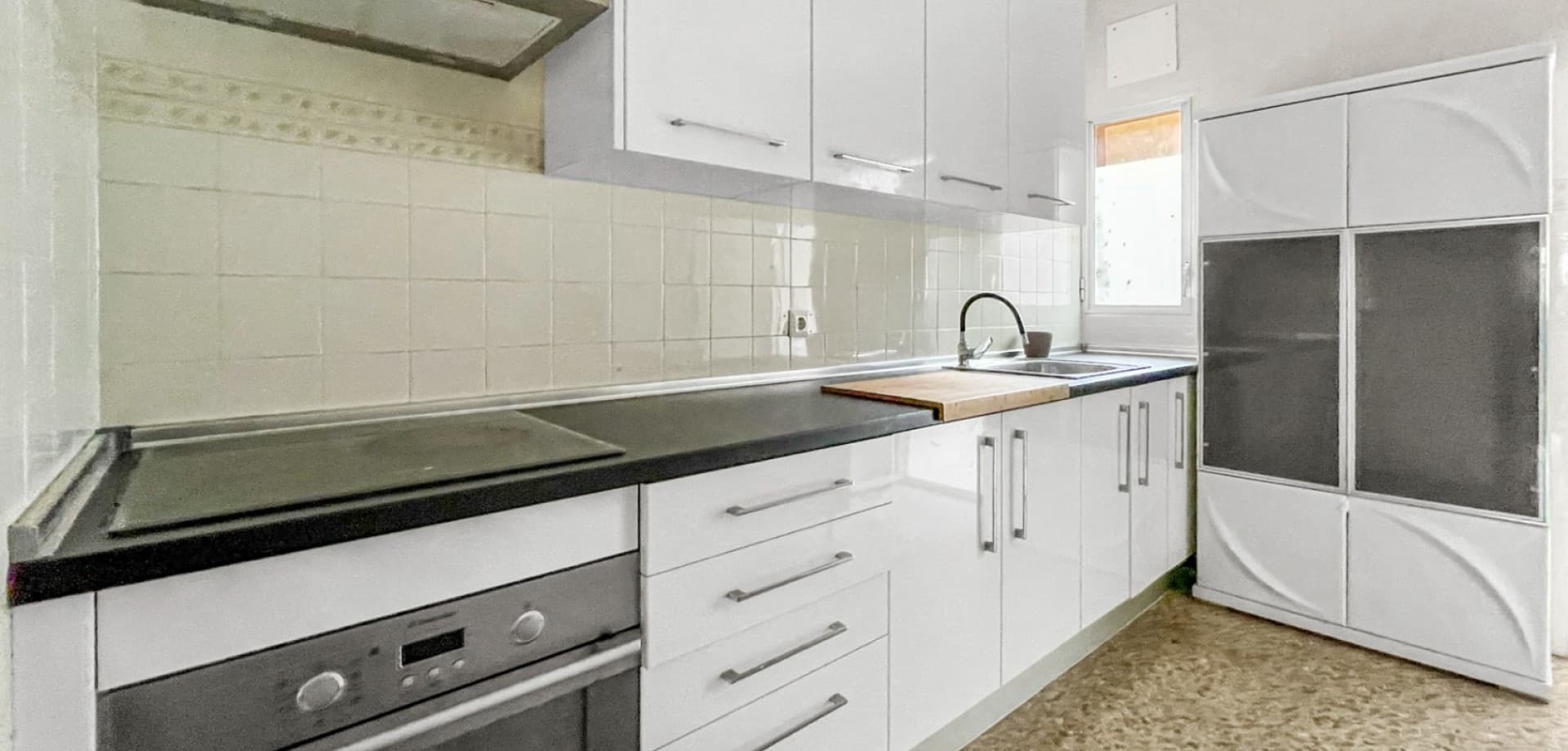 Located in one of the most desirable areas of Guardamar del Segura on the beautiful Costa Blanca, this spacious and bright apartment offers the perfect combination of comfort, convenience, and Mediterranean lifestyle just a short walk from the beach.With approximately 137 m² of living space, the property stands out for its excellent layout, generous room sizes, and prime central location close to all essential amenities.The apartment features four spacious bedrooms, one fully fitted bathroom with shower, and an additional guest toilet. The bright living and dining room creates a welcoming atmosphere and includes air conditioning for year-round comfort. The master bedroom also benefits from air conditioning, while the remaining bedrooms are equipped with ceiling fans.The fully equipped kitchen offers a practical and functional space with direct access to a utility balcony area. In addition, the property features a pleasant balcony ideal for relaxing and enjoying the Mediterranean climate.One of the major advantages of this apartment is its unbeatable location. Situated right next to Mercadona, with a large square and children’s playground directly opposite, the property is surrounded by restaurants, cafés, shops, and all daily services. The beautiful sandy beaches of Guardamar are located less than 500 metres away, allowing you to enjoy the sea within just a few minutes on foot.For added comfort and security, the property also includes a spacious private parking space in the same building — a highly valuable feature in this central area.Whether you are searching for a permanent residence, spacious family holiday home, or an excellent investment opportunity on the Costa Blanca, this apartment represents outstanding value in one of Guardamar del Segura’s most attractive locations.