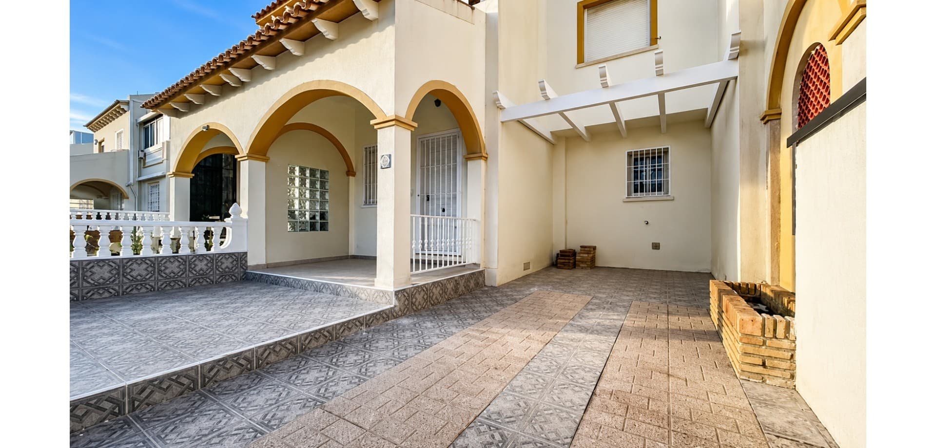 Located in the popular residential area of Playa Flamenca in Orihuela Costa, this charming townhouse offers a fantastic combination of renovated interiors, outdoor living, and an excellent location close to all amenities and beaches of the Costa Blanca.The property is distributed across multiple levels and features two bedrooms and two bathrooms, making it ideal as a permanent residence, holiday home, or investment property. Both the kitchen and bathrooms have been renovated, offering a modern and functional style ready to enjoy.Inside, the home feels bright and refreshed thanks to the complete repainting of the entire property, including all walls and interior doors. The layout also includes a practical laundry area and a small storage room that adds extra convenience for everyday living.Outside, the property offers several pleasant outdoor spaces, including a front terrace ideal for relaxing or dining outdoors, as well as a private solarium terrace perfect for enjoying the sun and Mediterranean climate all year round.The property also benefits from private parking, a highly valuable feature in this sought-after area of Orihuela Costa.Situated close to restaurants, supermarkets, sports facilities, golf courses, and just a short drive from the beaches and the popular La Zenia Boulevard shopping centre, this townhouse is an excellent opportunity in a quiet and well-connected residential area.