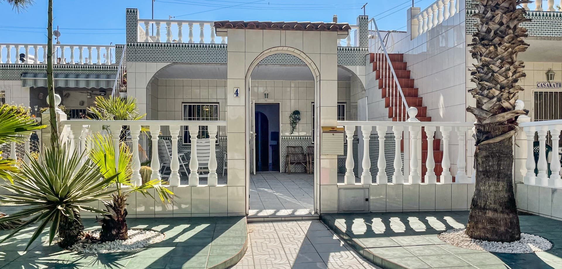Located in a quiet residential area of Torrevieja, this charming townhouse offers comfort, privacy, and a practical layout within a secure gated urbanisation.The community is peaceful and well maintained, featuring controlled access gates and video surveillance cameras, providing extra security and tranquillity for residents throughout the year.The property features two bedrooms and one bathroom, making it ideal as a permanent residence, holiday home, or investment opportunity on the Costa Blanca.Inside, the house offers a comfortable living space and is sold partially furnished. Heating is provided through an exterior gas system, ensuring comfort during the cooler months.Outside, the property benefits from several pleasant outdoor areas, including a private patio, terrace, outdoor shower, and a rooftop solarium terrace perfect for relaxing and enjoying the Mediterranean climate all year round.An additional highlight is the spacious private closed garage included in the sale — a highly valuable feature in this area.The location is excellent, with shops, restaurants, schools, and daily services all within walking distance, while the beaches and centre of Torrevieja are only a short drive away.This townhouse represents a fantastic opportunity to purchase a comfortable property in a secure and well-connected area of Torrevieja.