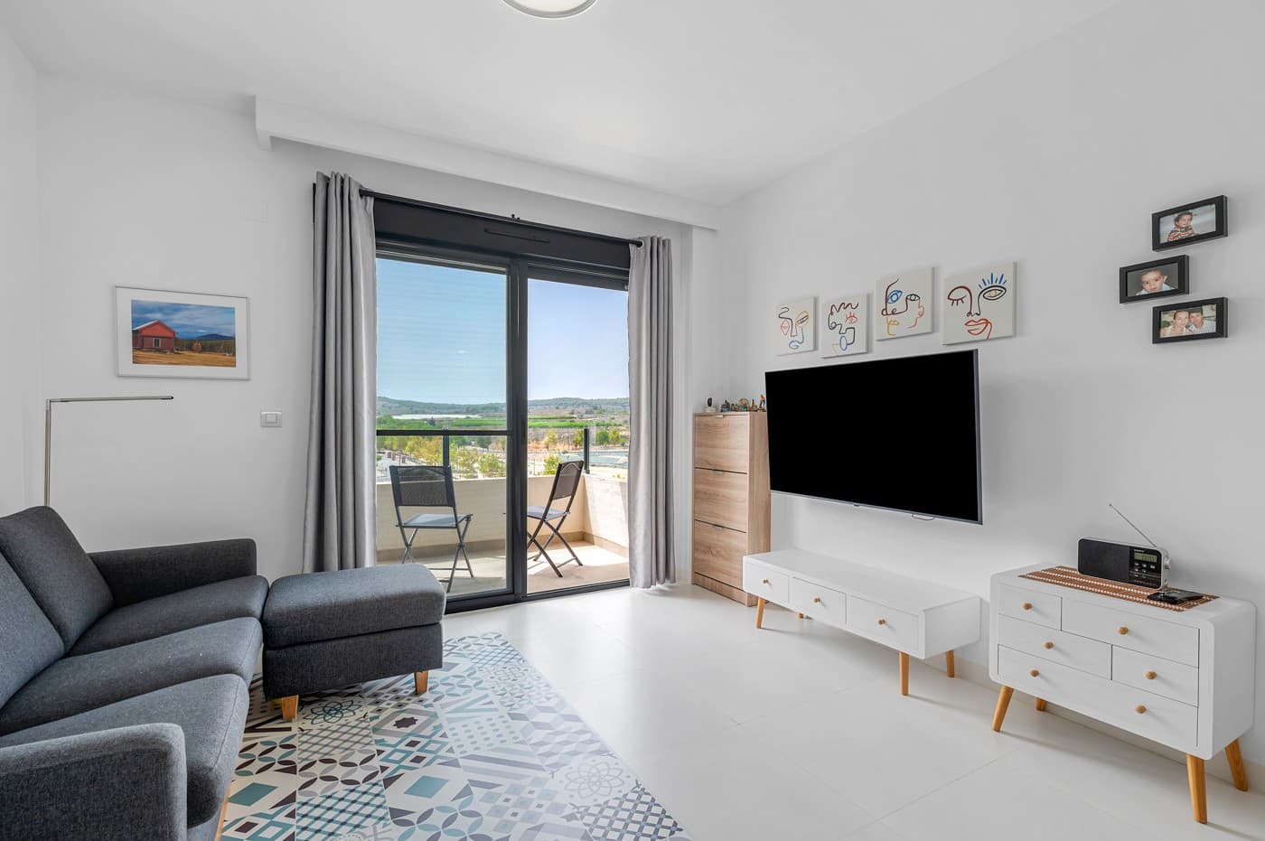 Escape the hustle and bustle and find your oasis of peace in this beautiful apartment in San Miguel de Salinas. The ideal second home for those seeking serenity while still staying close to the coast. This property features 2 bedrooms and 2 bathrooms, a bright and spacious interior, and a sunny southwest-facing balcony. Key features of this apartment: ✅ 2 spacious bedrooms & 2 modern bathrooms ✅ Fully furnished ✅ Sunny southwest-facing balcony with beautiful views ✅ Bright, open-plan living spaces ✅ Large private storage room: perfect for bicycles, beach gear and more ✅ Private underground parking space ✅ Large communal swimming pool for a refreshing dip Perfect location: • Only 5 minutes drive to Las Colinas Golf & Country Club, an internationally acclaimed golf destination • Close to the charming village of San Miguel de Salinas, with artisan bakeries, tapas bars, a Belgian butcher, and all daily amenities. Every Wednesday, you can also enjoy the lively local market in the village. • Just 15 minutes from the sandy beaches of Orihuela Costa, the popular La Zenia Boulevard shopping centre, and the vibrant city of Torrevieja You can enjoy the apartment yourself as a holiday home, rental property, or permanent residence. This apartment offers the perfect combination of peace, comfort and a prime location—all with excellent value for money.
