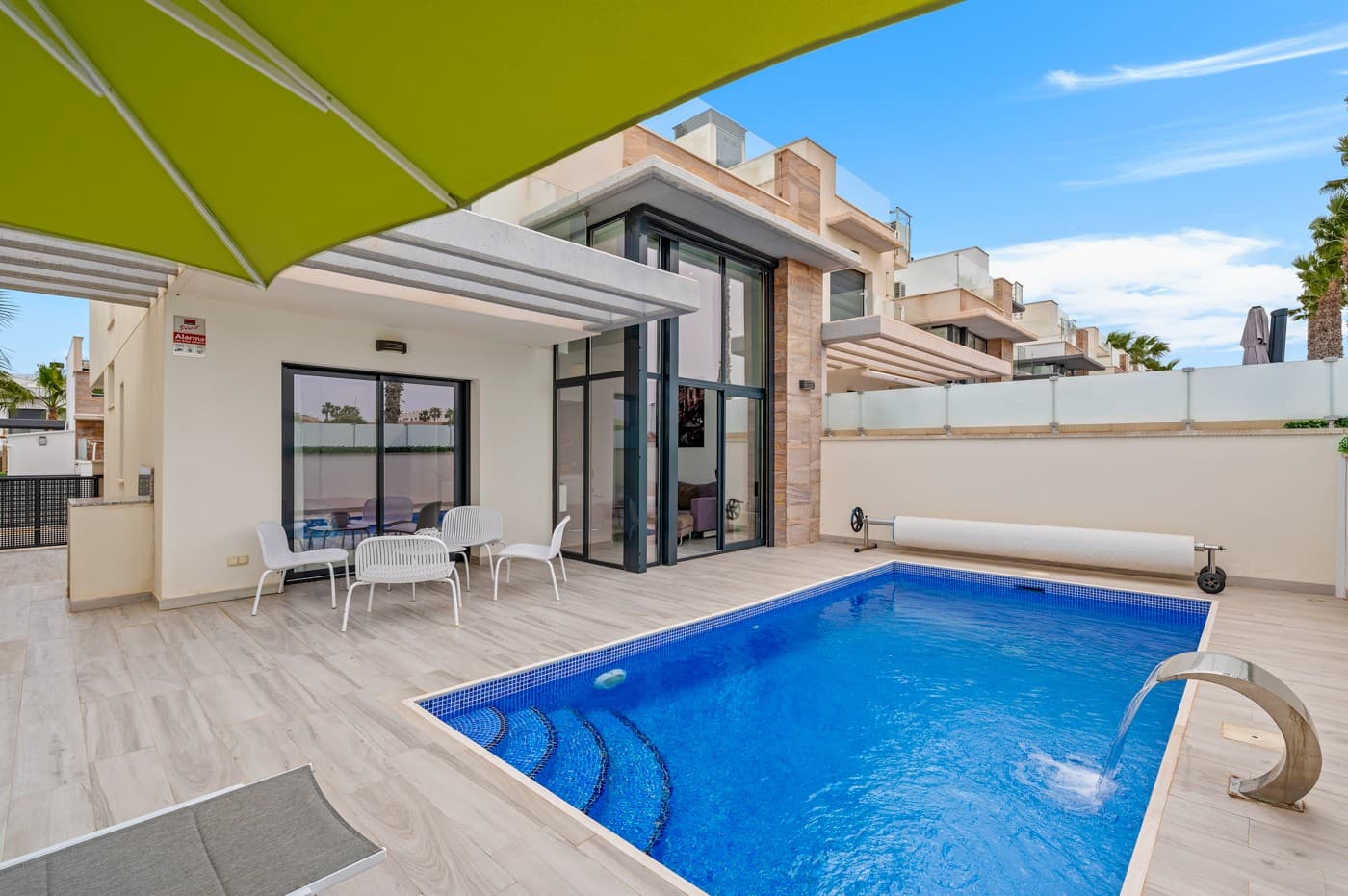 Take a look at this perfect villa in Lomas de Campoamor. An ideal investment as a summer home or for rental purposes.Located just minutes away from the beach and Las Ramblas Golf, this modern townhouse offers 3 bedrooms and 3 bathrooms.On the ground floor, you enter a beautiful open-plan living and dining area with high ceiling windows, providing direct access to the patio and private pool. On this level, there is also one bedroom and one bathroom.On the first floor, you will find two double bedrooms, each with its own en-suite bathroom and access to a terrace with enough space to create a cozy lounge area. From this terrace, you can access a second, higher terrace with stunning views over nature, perfect for relaxing and enjoying the sunsets.You can’t miss the spacious solarium with sea views.Additional features include:18 m² private poolGarage entranceFront and back patioElectric blindsCentral air conditioningIndoor storage spaceSurrounded by palm trees, this property guarantees peace and tranquility without sacrificing the amenities and lifestyle that Cabo Roig has to offer.
