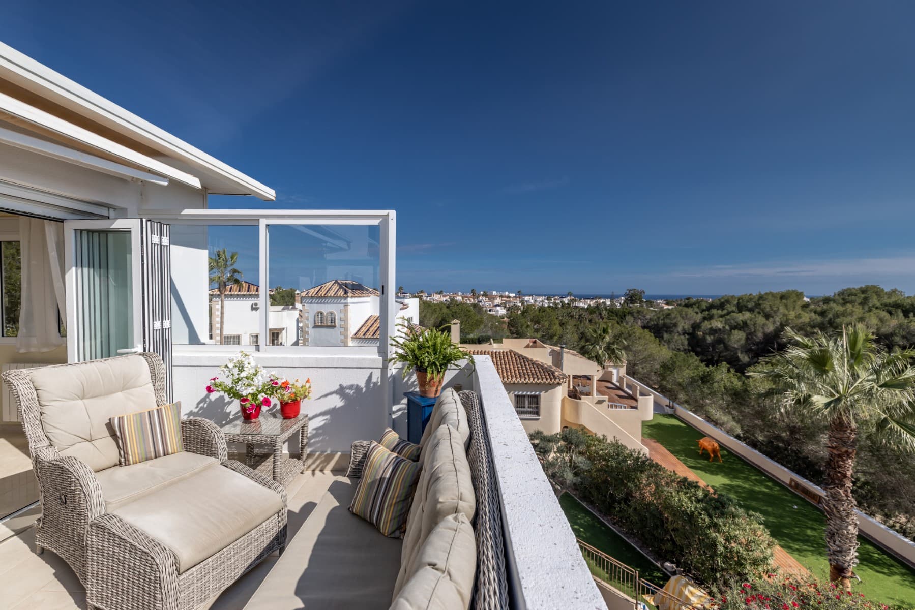 In the sought-after Los Dolses neighborhood (Orihuela Costa), you'll find this exceptional south-facing penthouse with panoramic sea views and impressive outdoor space. A home where comfort, light, and Mediterranean quality of life converge. Light and openness from the first moment Thanks to its south-facing layout and open-plan layout, you're immediately greeted by an abundance of natural light. The spacious living and dining room opens seamlessly onto the main terrace, which overlooks the well-maintained communal gardens and the coastline. A place where you can peacefully start your day in the morning and enjoy the gentle sea breeze in the evening. Layout and comfort The house has: 3 spacious bedrooms 2 modern bathrooms (1 en suite) A stylish open kitchen Central air conditioning Window blinds Private garage with storage With a built area of 149 m², this penthouse offers the comfort and space of a villa, but with the convenience of a well-maintained complex. Private wellness on your own solarium Upstairs, you'll find a spacious 43 m² private solarium, complete with a sauna and jacuzzi. This is your own private oasis: relax in peace and quiet, soak up the sun, or enjoy cozy evenings with family and friends. The 14 m² main terrace is also ideal for outdoor dining or simply enjoying the view. Shared facilities Residents have access to a beautifully maintained communal swimming pool in a well-maintained and secure complex. Everything here is geared towards comfortable, worry-free living. Location: everything within reach The location is particularly favorable: Within walking distance of Villamartin Plaza with restaurants and a lively atmosphere Just a few minutes from Zenia Boulevard (one of the largest shopping centres on the Costa Blanca) Close to several golf courses, including Villamartin Golf Within easy reach of several Blue Flag beaches Here you live centrally, yet quietly. Community fees are: 83.55€ apartment 9.77€ garage Suma 464.44 € Suma garage 75.83€ Suma storeroom 34.80 €