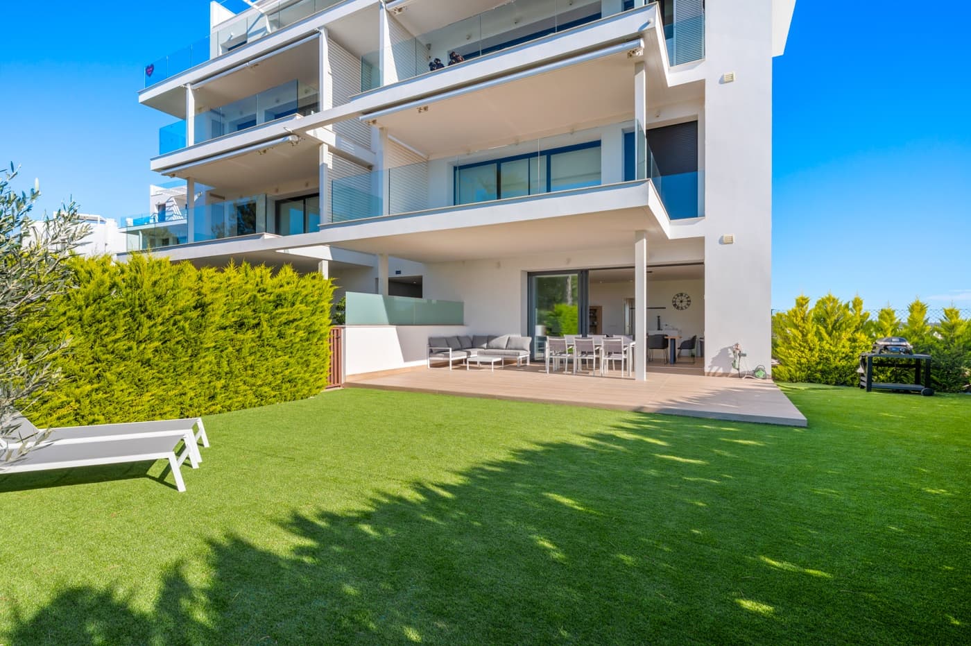 Luxury living in Níspero – Las Colinas Golf & Country Club Discover this exclusive luxury apartment in the stylish Níspero Community , located on the prestigious Las Colinas Golf & Country Club . A unique opportunity to live in one of the most renowned and secure resorts on the Costa Blanca, surrounded by nature, tranquility, and refinement. The house features two spacious bedrooms and two elegant bathrooms , finished with high-quality materials and a timeless look. The modern open-plan kitchen is fully equipped and includes a built-in wine cooler – perfect for enjoying long, Mediterranean evenings in style. The apartment is offered fully furnished and ready to move into – just pack your suitcases and start enjoying Spanish life straight away. Extra comfort is provided by: A very spacious storage room , ideal for golf equipment or bicycles A private parking space Access to a fitness room within the community