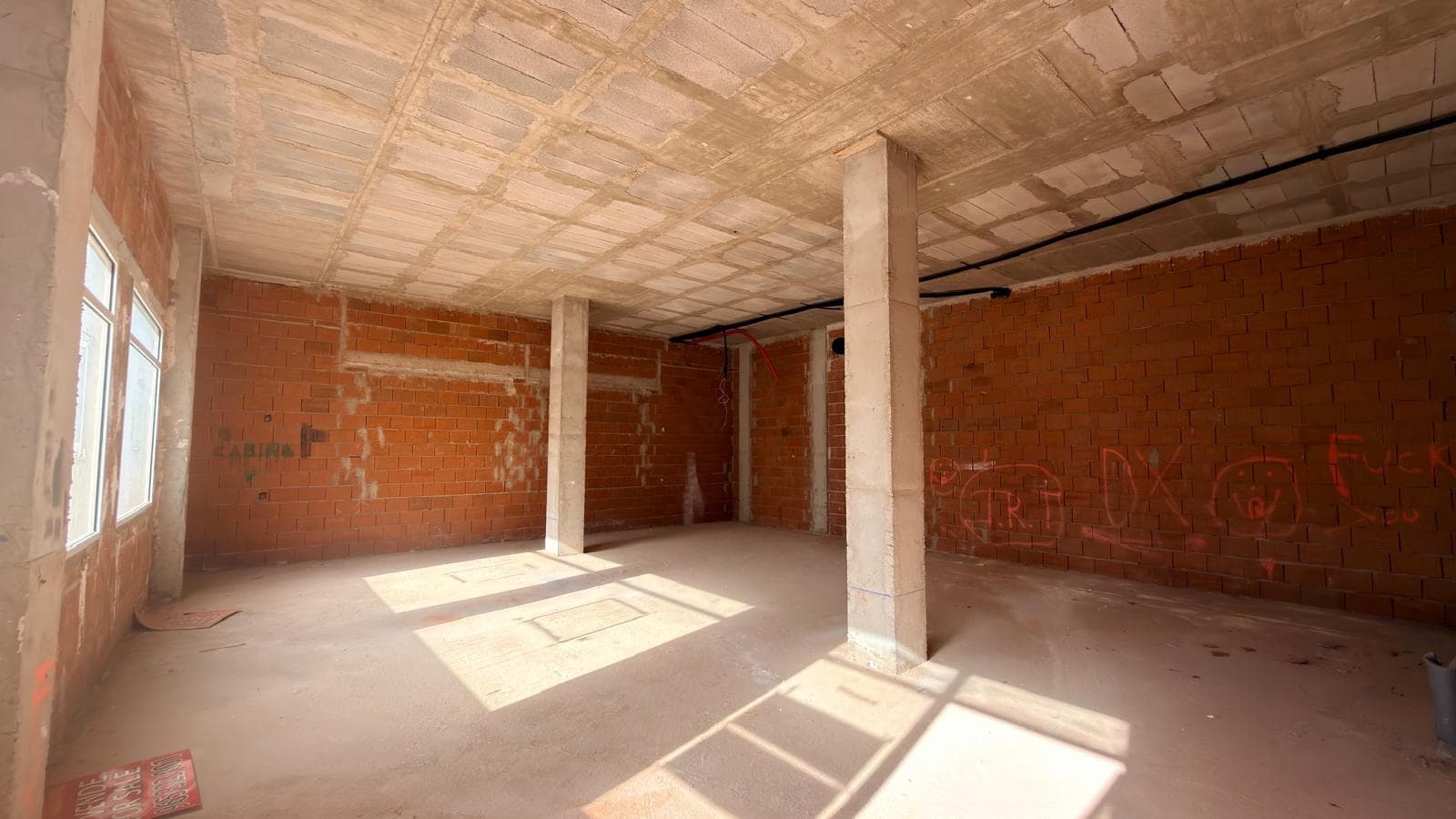 Here is a smoother and commercially stronger version for your website: Commercial property in a prime location in Los Dolses In Los Dolses, in an excellent location near the secondary school, we offer a commercial property with numerous possibilities. This property has a total surface area of 91.92 m² and can be fully furnished according to your own wishes and needs. Thanks to its strategic location and flexible layout, this property is ideally suited for various activities such as hospitality, a bakery, a butcher shop, a beauty salon, office space, or storage for a construction company. Are you looking for a space that you can fully customize in an easily accessible location? This is your chance. Would you like more information or an on-site viewing? Contact us today. If you like, I can also make a slightly more luxurious / high-end version, or one that ranks better on real estate portals (SEO-proof).