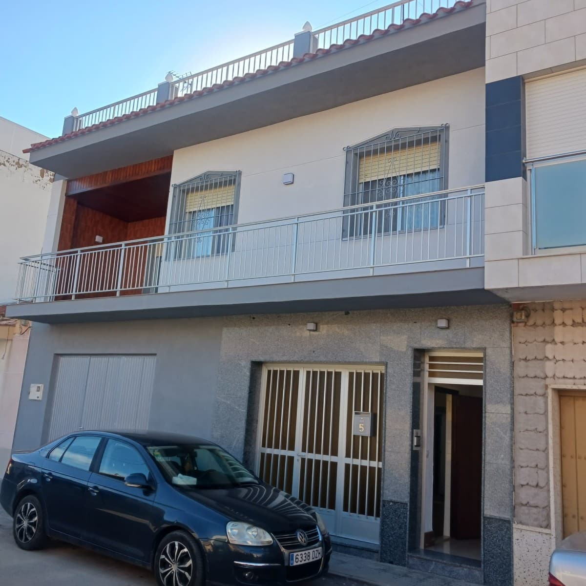 Located in the heart of San Pedro del Pinatar, this fully renovated property is ready to be customized or expanded according to your preferences. The property offers ample opportunities to create a spacious family home, a multi-family residence, or an attractive investment project.The building features a solid structure and a large private rooftop terrace with open views of the surrounding neighborhood. This terrace provides excellent potential for a relaxation area or a stylish rooftop setup with a pergola.Thanks to its central location, all amenities are within walking distance: shops, restaurants, schools, and the beaches of the Mar Menor are just a few minutes away by car.Whether you are an investor or seeking a move-in-ready home to personalize to your taste, this property represents a rare opportunity in a region of Costa Cálida that is growing increasingly popular.