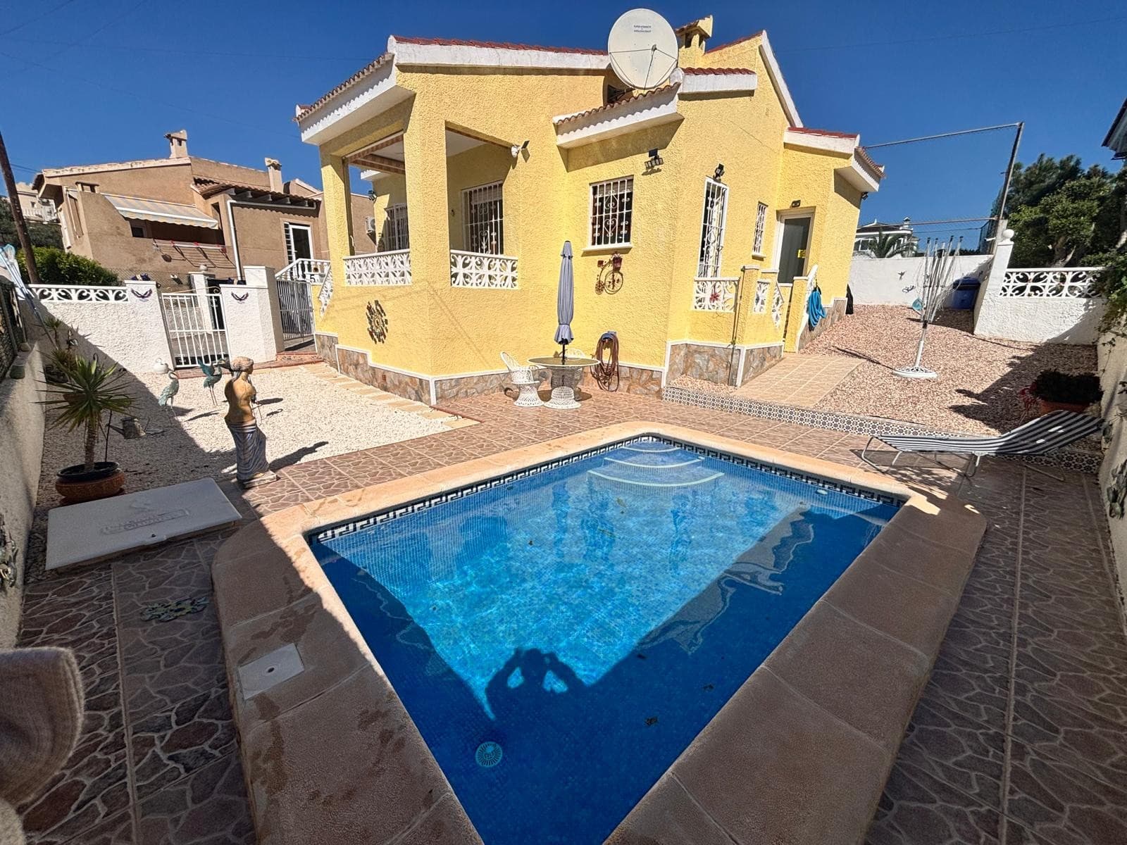 Located in the sought-after area of Ciudad Quesada, this charming detached villa offers the perfect blend of comfort, privacy, and convenience—ideal for both permanent living and holiday use.The property features 2 spacious bedrooms with fitted wardrobes and 2 modern bathrooms, including an en-suite. Inside, you’ll find a bright and airy open-plan living and dining area, complemented by a fully equipped kitchen designed for easy living and entertaining. 🏡 Key Features✅ 2 Bedrooms / 2 Bathrooms✅ Detached Villa✅ Off-road parking✅ Private plot✅ Bright open-plan living space✅ Air conditioning / ceiling fans✅ Fitted wardrobes✅ Fully equipped kitchenPrivate Pool 🌞 Outdoor SpaceStep outside to enjoy a private garden and terrace area, perfect for relaxing or entertaining. Many villas in this area also offer:Private pool Solarium for all-day sunshineOutdoor dining and seating areas 📍 Location – Ciudad QuesadaJust 10 minutes to the beaches of GuardamarClose to golf courses (La Marquesa)Walking distance to shops, bars, and restaurantsApprox. 35 minutes to Alicante Airport 