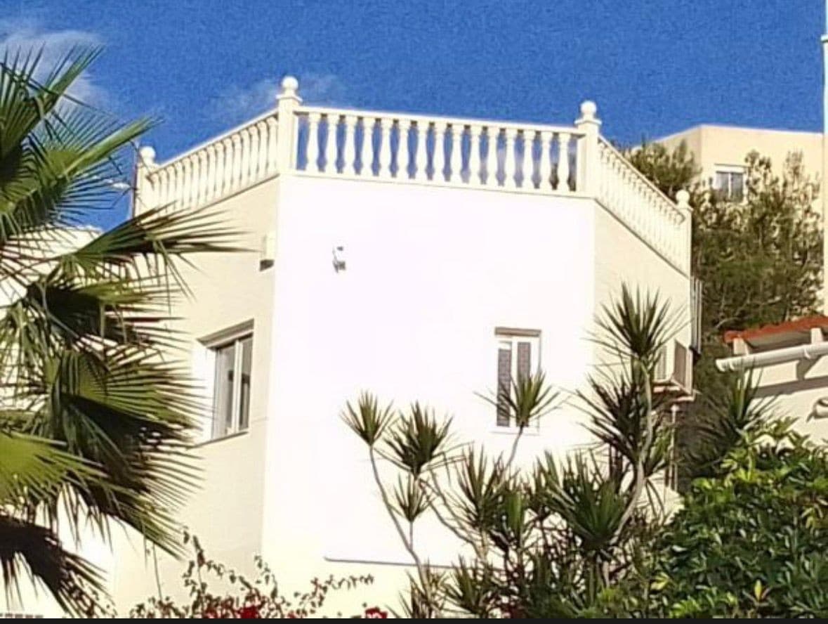 Discover this spacious 1-bedroom apartments in the tranquil residential area of Los Pinos, San Miguel de Salinas. Designed to maximize light and comfort, each home offers a bright open-plan layout with a modern kitchen seamlessly connected to a generous living and dining area. Large windows flood the interior with natural light, creating an inviting and airy atmosphere throughout.An external staircase leads to an impressive private rooftop solarium, offering breathtaking 360-degree views across the countryside and coastline — an ideal setting for sunbathing, outdoor dining, or simply relaxing in complete peace.Perfectly positioned just a short drive from the charming village center of San Miguel de Salinas, residents can enjoy easy access to a variety of shops, restaurants, bars, and everyday amenities, while still benefiting from the calm and privacy of this sought-after location.These apartments provide the perfect combination of comfort, scenery, and convenience on the Costa Blanca.