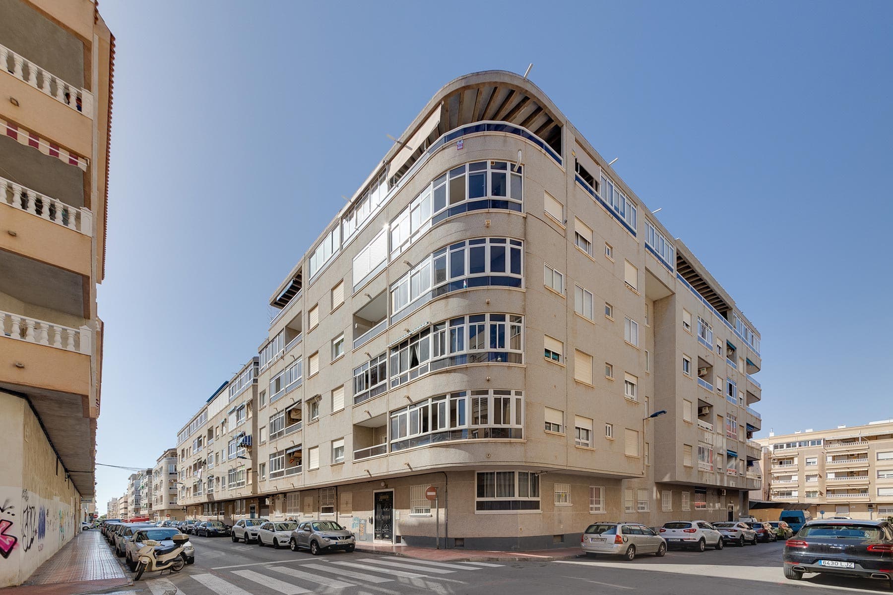 Discover this charming apartment in Torrevieja , an excellent opportunity to enjoy the Mediterranean lifestyle in one of the most sought-after areas of the Costa Blanca . Thanks to its fantastic location, less than 700 meters from the beach , this property is ideal as a permanent residence, a second home, or an investment for holiday rentals. The property features two bedrooms and one bathroom , with a comfortable and functional layout designed to make the most of every space. It includes a separate kitchen , perfect for those seeking greater convenience and organization, as well as a bright living room with access to a pleasant terrace , ideal for enjoying the sunny climate year-round. The apartment is sold fully furnished and equipped with air conditioning , ready to move into from day one without the need for renovations or additional investment. Located in Torrevieja , you'll be just minutes away from some of the area's best beaches, such as Playa del Cura , Playa de Los Locos , and Playa de La Mata , as well as the famous promenade, marina, and a wide range of leisure and dining options. The city offers all the necessary amenities year-round, including supermarkets, pharmacies, medical centers, schools, and sports facilities. For golf enthusiasts, the surrounding area boasts prestigious courses such as Villamartín Golf , Las Ramblas Golf , Campoamor Golf, and La Marquesa Golf , all within easy driving distance. Furthermore, nearby you can enjoy shopping centers like Habaneras Shopping Center and La Zenia Boulevard , one of the largest shopping centers in the province of Alicante. The excellent location also allows for a quick connection to Alicante-Elche Airport , located approximately 40 minutes away by car , facilitating access from anywhere in Europe. This apartment is a fantastic opportunity to enjoy the sea, the sun, and all the amenities of Torrevieja in a move-in ready home. Contact Sunnier Homes and discover your next home on the Costa Blanca.