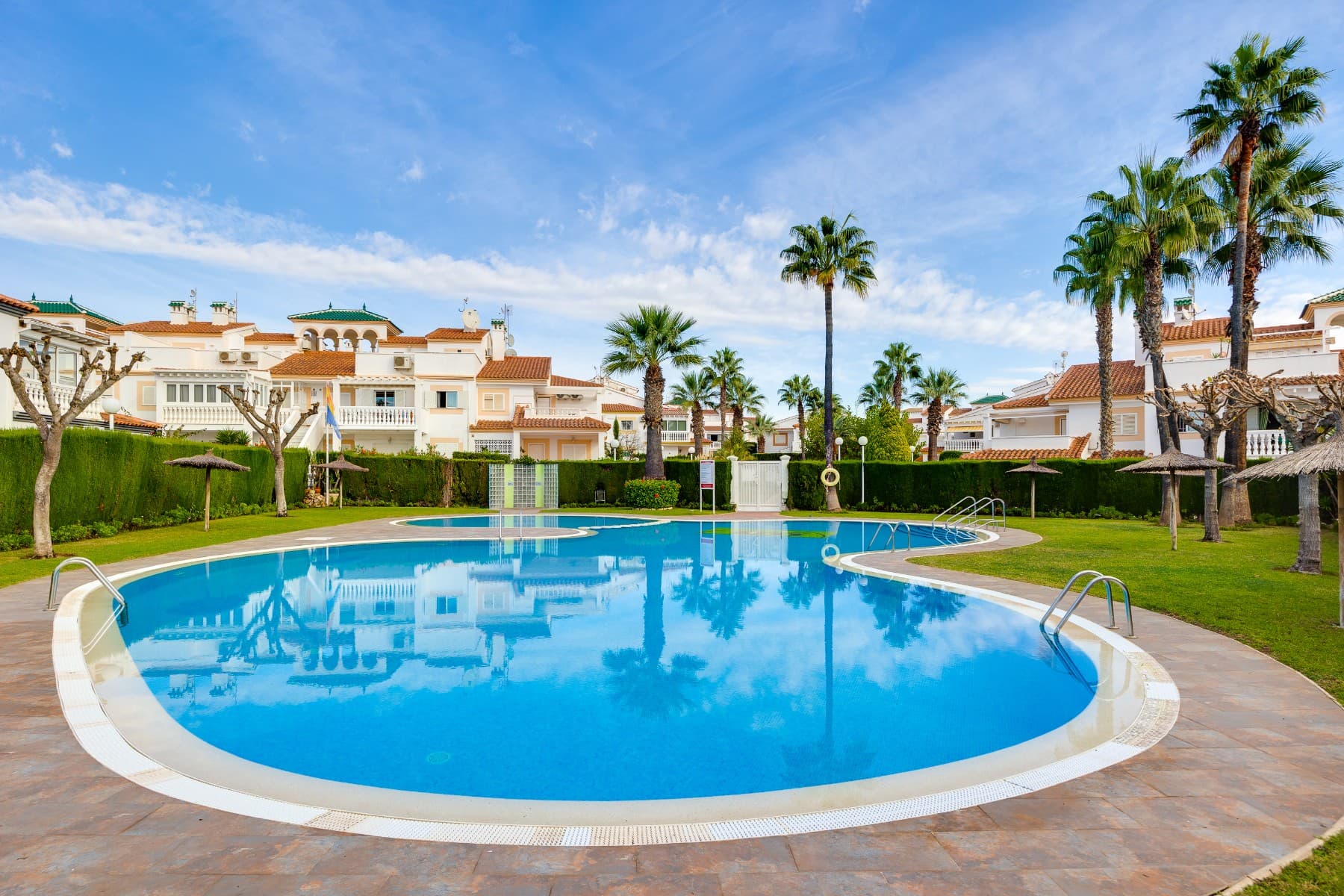 Discover this bright duplex apartment in the prestigious Zeniamar Residential complex, one of the most sought-after developments in Orihuela Costa (Alicante) , located just 1 km from the magnificent beaches of La Zenia . A perfect opportunity for those looking for a home to live in year-round, enjoy seaside holidays, or make a real estate investment on the Costa Blanca. The house is distributed over two floors and stands out for its excellent layout and abundant natural light. On the main floor, there is a spacious living-dining room with air conditioning , ideal for enjoying a comfortable environment year-round. The open-plan kitchen with a breakfast bar integrates seamlessly with the living area, creating a practical and inviting space. Adjacent to the kitchen is a separate laundry room, adding convenience to daily life. From the living room, you can access a large private terrace , perfect for al fresco breakfasts, relaxing in the sun, or sharing pleasant moments with family and friends. On this same floor are two bedrooms with built-in wardrobes and air conditioning, as well as a full bathroom. The spaces have been designed to offer comfort and well-being for both short stays and permanent residence. The property is sold fully furnished and equipped, ready to move into from day one. The upper floor houses a practical storage area and an additional space with an armchair, offering multiple possibilities for use. Thanks to its size, it can easily be adapted as a third bedroom, office, or guest room. From here, there is direct access to the spectacular private solarium , an ideal space to enjoy the excellent Mediterranean climate year-round. The Zeniamar Residential complex stands out for its well-maintained gardens, pleasant walking areas and a large communal swimming pool surrounded by green areas to relax and enjoy the sun. La Zenia is one of the most sought-after areas of Orihuela Costa thanks to its fine sandy beaches, wide range of restaurants and leisure activities, and proximity to all amenities. Just minutes away is the popular La Zenia Boulevard Shopping Centre, as well as supermarkets, medical centres, schools and several golf courses. With its prime location near the sea, excellent communal areas and great investment potential, this apartment in Zeniamar represents a magnificent opportunity to buy a home in Orihuela Costa and enjoy the authentic Mediterranean lifestyle. Would you like to visit this apartment? Contact us today!