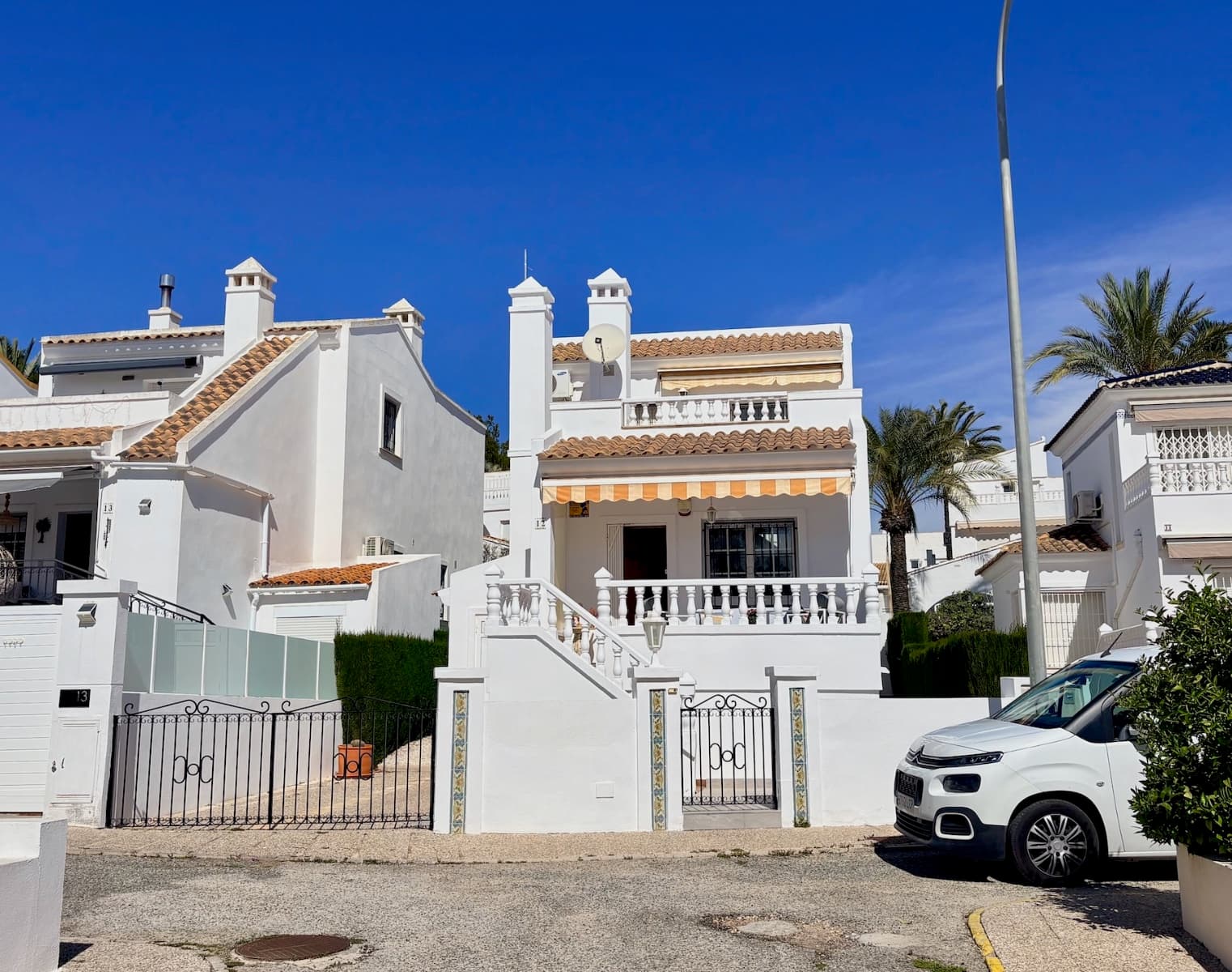 Discover this charming “Carmen”-style property located in the exclusive residential complex “Rioja”, in the prestigious area of Villamartín Golf, one of the most sought-after locations in Orihuela-Costa.This south-facing home stands out for its brightness and excellent layout. It offers a built area of 102.75 m² distributed across the ground floor and attic, providing comfortable and versatile living spaces.The ground floor features two bedrooms and one full bathroom, along with additional functional areas and an internal staircase leading to the upper floor. The attic hosts a third bedroom with an en-suite bathroom, ideal as a private area, master bedroom, or guest accommodation.Outside, the property offers everything needed to enjoy the Mediterranean lifestyle: a terrace, a spacious private garden of over 140 m², and a fantastic solarium perfect for relaxing and sunbathing year-round. From the property, you can enjoy views of the Mediterranean Sea on the horizon, adding significant value and charm.The property is sold fully furnished and equipped with appliances, ready to move into. It also benefits from central gas heating and air conditioning on both floors, ensuring comfort throughout the year. The residential complex also includes a communal swimming pool, perfect for family enjoyment.The location is unbeatable: within less than 5 minutes you will find all essential services such as restaurants, bars, and supermarkets. Golf enthusiasts will appreciate the proximity to several golf courses, including the well-known Campo de Golf Villamartín. The beautiful beaches of the Costa Blanca are less than a 10-minute drive away.Living in Villamartín means enjoying sunshine, peace, high-quality amenities, and an international atmosphere all year round. Nearby is also the popular shopping centre La Zenia Boulevard, offering a wide range of leisure, shopping, and dining options.An excellent opportunity as a permanent residence, holiday home, or high-return investment.