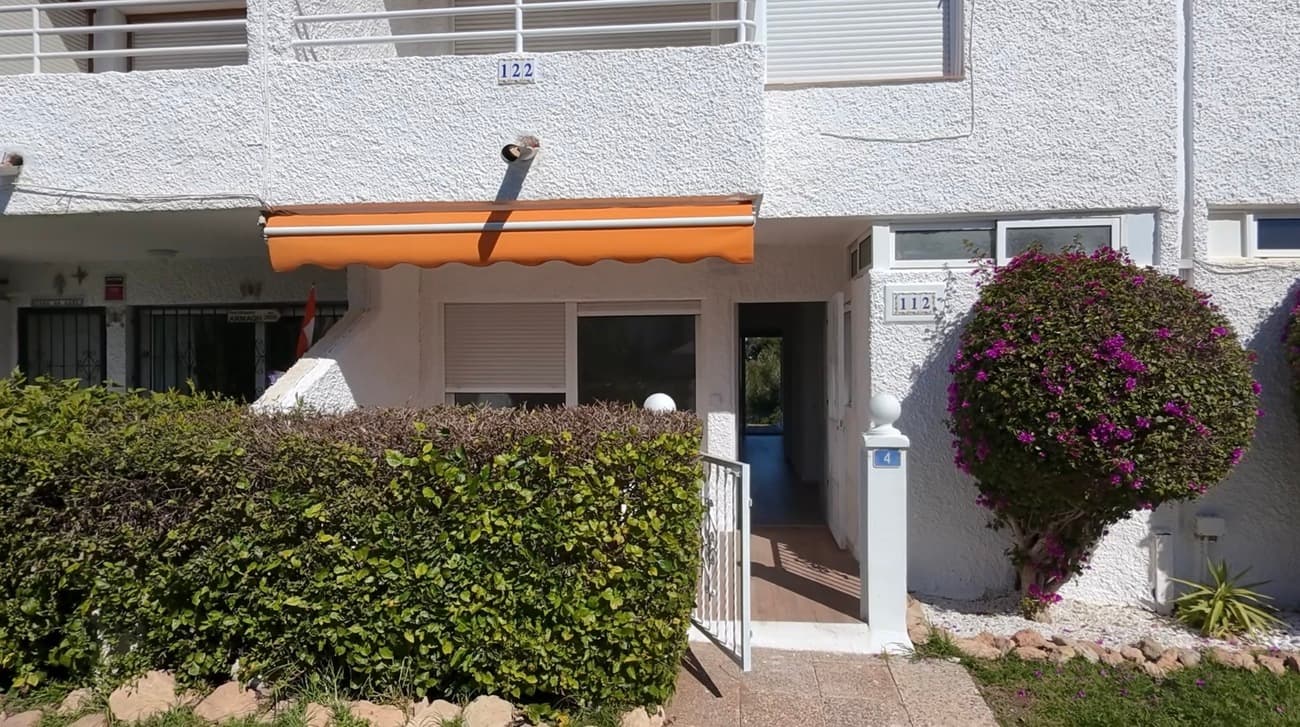 This charming single-story bungalow in Villamartín offers a Mediterranean lifestyle in one of the most convenient and established areas of Orihuela Costa. Located on Calle Manuel de Falla, it stands out for its natural light, its recent full renovation, and its pleasant outdoor spaces where you can enjoy the climate year-round.The fully renovated home features 2 bedrooms with built-in closets, 1 modern bathroom with a shower and glass enclosure, wood-look laminate flooring, and a brand-new kitchen equipped with appliances, including a washer and dishwasher. It also includes a convenient outdoor storage closet.Outside, there is a front porch with an awning and a spacious back terrace perfect for relaxing or spending time outdoors, all surrounded by well-maintained communal gardens.The location is excellent: just a few minutes’ walk from the La Rioja Shopping Center, the Dialprix supermarket, and the Micaela Bar Restaurant with a pool, as well as golf courses, Villamartín Plaza, Zenia Boulevard, and the beaches of Orihuela Costa. 
