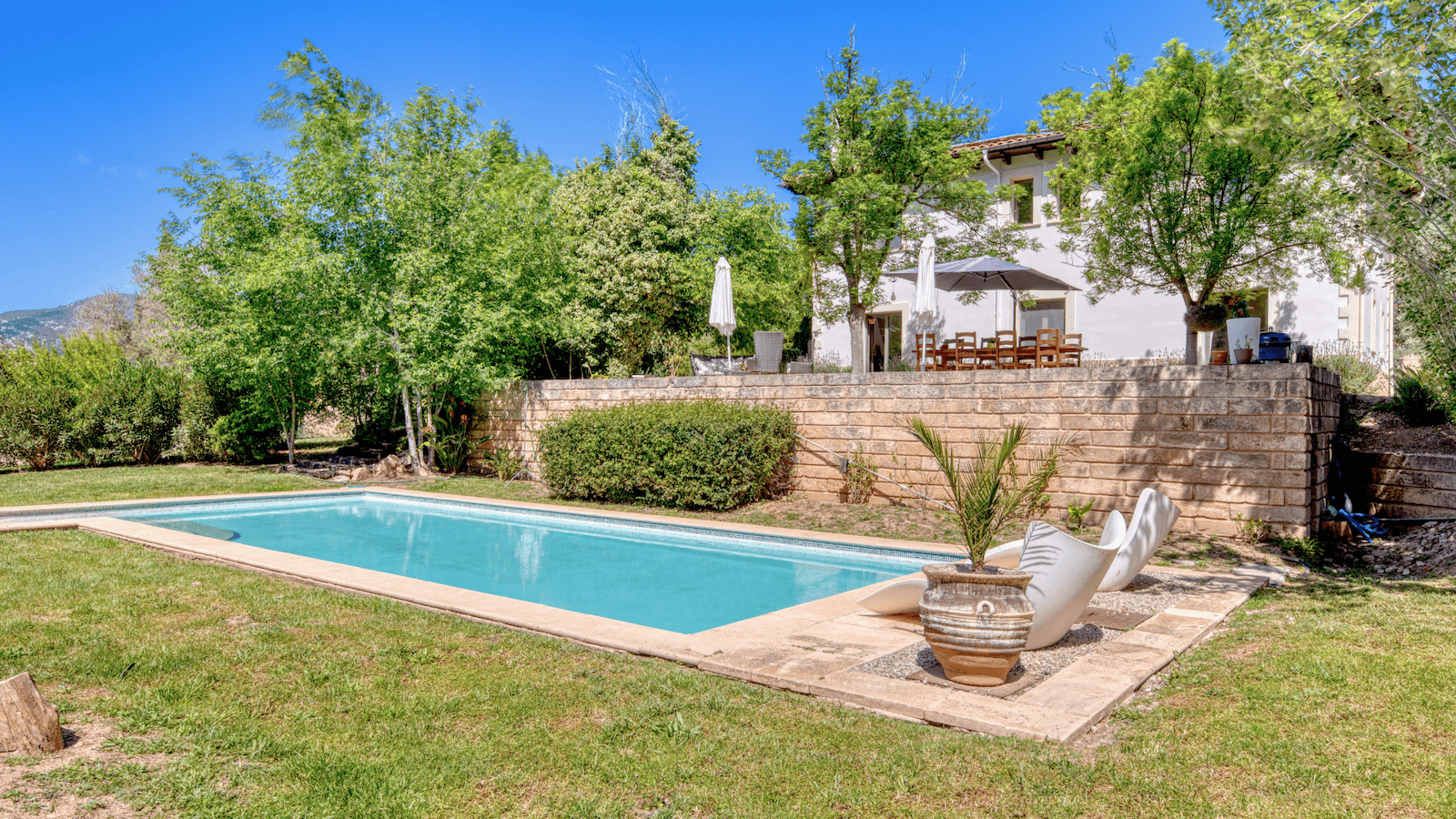 Exclusive Villa in the Natural Surroundings of Son Cabaspre – EsporlesThis beautiful villa is located in the sought-after and peaceful area of Son Cabaspre in Esporles, surrounded by stunning nature and offering truly spectacular views of the Tramuntana mountains. The setting provides privacy, tranquillity and a unique feeling of living close to nature, while Palma and everyday amenities are within easy reach.The property sits on a large plot of approx. 8,000 m², offering plenty of space, privacy and beautiful green surroundings. The open mountain views can be enjoyed from both the terraces and the main living areas, creating a special connection between the home and its natural setting.The villa offers approx. 350 m² of living space and features 4 spacious bedrooms and 3 bathrooms. The layout is bright and functional, with generous open-plan living areas that create a seamless flow between indoor and outdoor living. Large windows flood the home with natural light and frame the impressive mountain scenery.Outside, you will find a private swimming pool, sun terraces and several inviting outdoor lounge areas – perfect for relaxing, entertaining and enjoying long Mediterranean evenings. The generous plot also allows for beautifully landscaped garden areas that blend naturally with the surroundings.The property is ideal as a family home, an exclusive retreat or an attractive investment for buyers seeking something truly special on Mallorca.