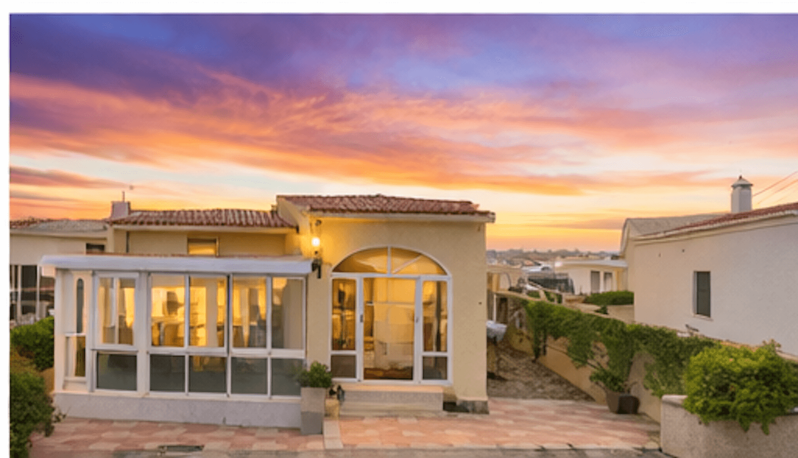 Charming Lola House with Sunroom, Basement Garage and Communal PoolThis charming and well-maintained Lola house is located in a quiet and attractive urbanisation consisting of only 14 properties, offering a peaceful and friendly environment.The property is arranged on one level and offers a bright and practical layout. The heart of the home is the spacious open-plan kitchen and living area, providing a comfortable space for both everyday living and entertaining.From here you have access to a large sunroom, which serves as an additional living space and brings plenty of natural light into the home.The house features two good-sized bedrooms and one bathroom, making it ideal both as a holiday home and for year-round living.Below the property you will find a large basement garage that offers excellent space for parking, storage or a workshop.The property enjoys open views towards both east and west, allowing you to enjoy the sun throughout the day.Residents also benefit from a pleasant communal pool area, perfect for relaxing and enjoying the Mediterranean climate.The location is excellent, within walking distance to shops, restaurants and bars, making everyday life convenient and comfortable.This is a great opportunity to acquire a lovely home in a small and peaceful community.