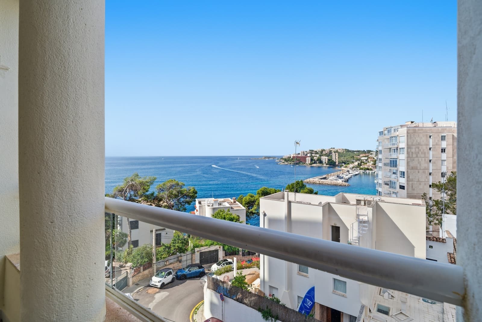Bright apartment with direct sea views in sought-after San Agustín – walking distance to the beach and PalmaWelcome to this bright and inviting apartment located in the highly desirable area of San Agustín – one of Palma’s most attractive coastal neighborhoods. Here, you can enjoy a fantastic combination of direct sea views, abundant natural light, and walking distance to the beach, the Cala Nova marina, charming cafés, and restaurants.The apartment offers a wonderful open atmosphere with large windows that fill the home with natural light throughout the day. Both the living room and the bedrooms enjoy beautiful direct views of the Mediterranean Sea, creating a unique sense of calm and Mediterranean living.The property offers approximately 57 m² of interior living space distributed across a bright living and dining area with access to a terrace overlooking the sea, a modern kitchen, 2 bedrooms, and 1 bathroom. The terrace becomes a natural extension of the living area and the perfect place to enjoy the sun, sea views, and relaxed lifestyle all year round.The apartment is equipped with built-in air conditioning in all rooms and features integrated quality appliances from brands such as LG and AEG, including oven, fridge/freezer, built-in cooktop, and a combined washer and dryer.Additional features include double-glazed windows and built-in wardrobes in the bedrooms, offering both comfort and practical storage solutions.San Agustín is especially popular thanks to its unique location between the sea and Palma city center. Here, you are close to the beach and marina while also being within easy reach of Paseo Marítimo, Porto Pi, and Palma’s historic old town.An attractive coastal apartment with direct sea views in one of Palma’s most desirable seaside locations.