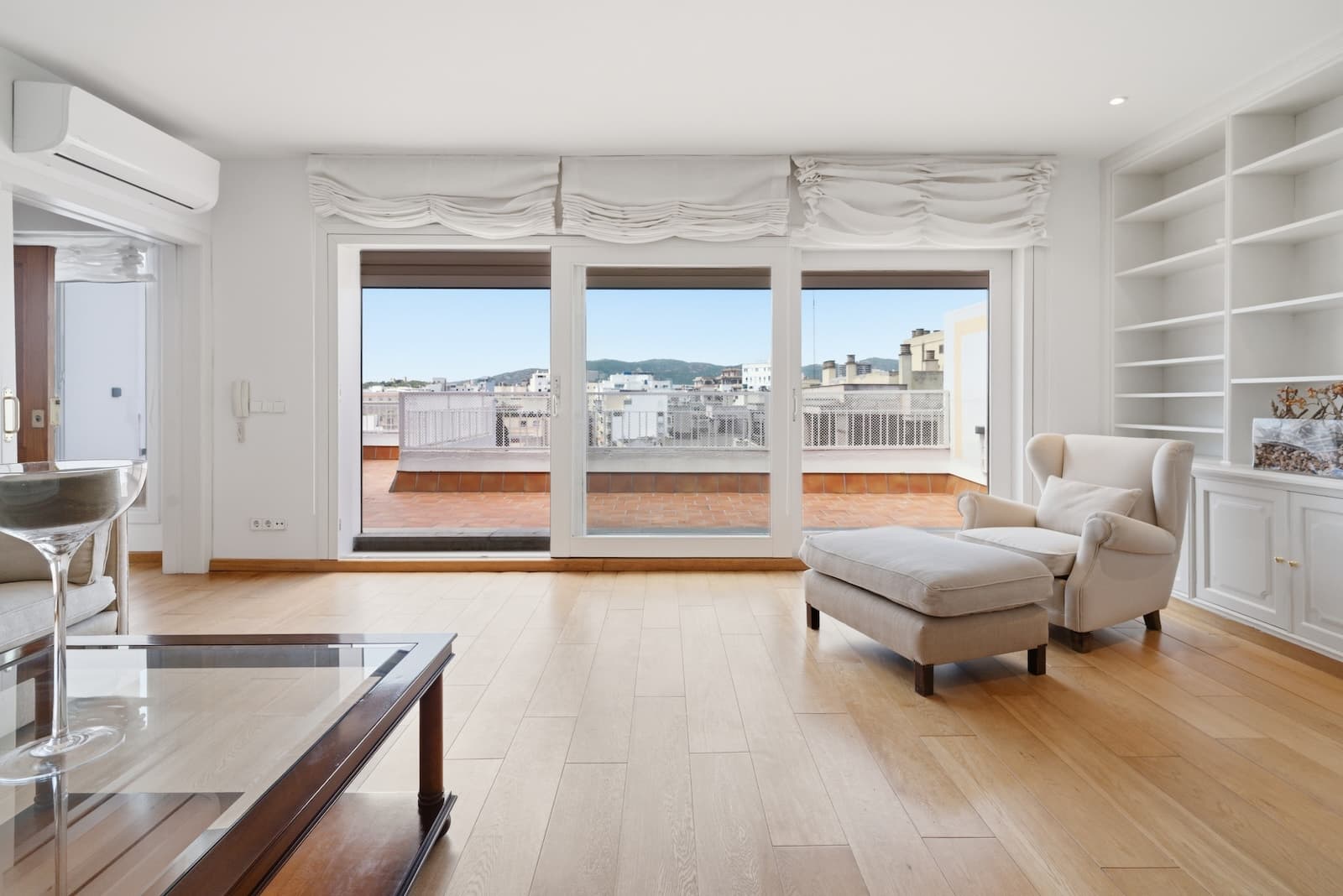 Bright and Spacious Apartment by Plaza Patines with Large Terrace and Park ViewsLocated in one of Palma’s most sought-after areas, directly overlooking the beautiful green park at Plaza Patines, this bright and well-maintained apartment offers 91 m² of living space and an impressive private terrace of 29 m².The apartment welcomes you through a spacious entrance hall leading to both the living area and the kitchen. The living room is filled with natural light thanks to the large Climalit sliding doors that open directly onto the wonderful terrace overlooking the park’s lush surroundings.The terrace acts as a natural extension of the living space and offers ample room for outdoor dining, a lounge area, and relaxed Mediterranean living in a private and peaceful setting – right in the heart of Palma.The kitchen is directly connected to the living room and functions perfectly as it is today. However, there is also an excellent opportunity to open up the space and create a spectacular open-plan kitchen and living area, ideal for modern family living and entertaining. Adjacent to the kitchen is a practical utility/laundry room as well as additional storage space.The apartment currently offers two bedrooms. The spacious master suite features an en-suite bathroom and a walk-in wardrobe. The second bedroom has previously been opened up as part of the living area but can easily be re-established as a separate bedroom if desired.There is also a second bright bathroom, both designed in a timeless style that remains attractive, functional, and well maintained.Situated on the 7th floor, the apartment benefits from abundant natural light and a wonderful sense of space throughout. The combination of its prime location at Plaza Patines, the large terrace, and the open views over the park makes this a rare opportunity to acquire a home with both charm, comfort, and excellent potential.Key FeaturesPrime location at Plaza Patines91 m² built area29 m² private terraceBeautiful views over the park7th-floor position with excellent natural lightSpacious master suite with en-suite bathroom and walk-in wardrobePossibility to easily re-establish an additional bedroomUtility/laundry room and extra storage spaceOpportunity to create a stunning open-plan kitchen and living area An Exceptional BonusAs the top-floor residence of the building, the property also enjoys easy access to the enormous communal rooftop terraces, which are rarely used by the community. From here, one can enjoy breathtaking 360-degree panoramic views across Palma – including views of the iconic cathedral.A rare opportunity for buyers seeking a spacious city apartment with a large terrace, park views, and one of Palma’s most desirable addresses.