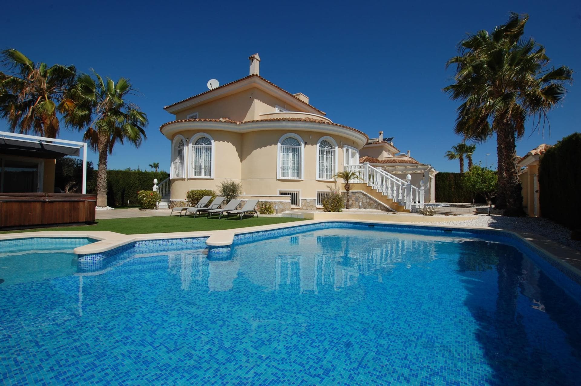 Stunning Detached Villa in Ciudad Quesada (Doña Pepa)In the peaceful and privileged setting of Ciudad Quesada, this spectacular property stands, a masterpiece of elegance and comfort. With a 760 m² plot and a 380 m² built area, this villa redefines the concept of luxury and functionality.Layout and Spaces:<br />The heart of the home is a vast living room, crowned by a fireplace that provides warmth and distinction. Five spacious bedrooms and four bathrooms guarantee space and privacy for the entire family. The large, fully equipped kitchen is a delight for food lovers.Luxury and Entertainment:<br />The basement houses an exclusive spa with a sauna and hammam, a games area, and a home theater, creating an unparalleled recreational retreat. Outside, a large pool with a Jacuzzi and a barbecue area with a pergola invite outdoor enjoyment. For vehicles, a semi-covered pergola provides shelter, while the terraces and solarium offer exceptional views of the natural park and the sea, with a privileged south-east orientation.Technology and Comfort:<br />The property features ducted air conditioning, diesel central heating, solar panels for hot water, and a home automation system that controls automatic blinds and security, including an alarm with motion sensors. The luxurious details extend to the finishes, with high-end furniture, a pool table, and a wine cellar for lovers of good wine.Privileged Location:<br />Just 5 km from the beaches of Guardamar, 2 km from the town center, 3 km from the golf course, and 39 km from the airport, this residence combines the serenity of a natural setting with the convenience of having essential services within walking distance.A unique opportunity to live in a dream home, where every detail has been carefully designed to offer maximum comfort and sophistication.