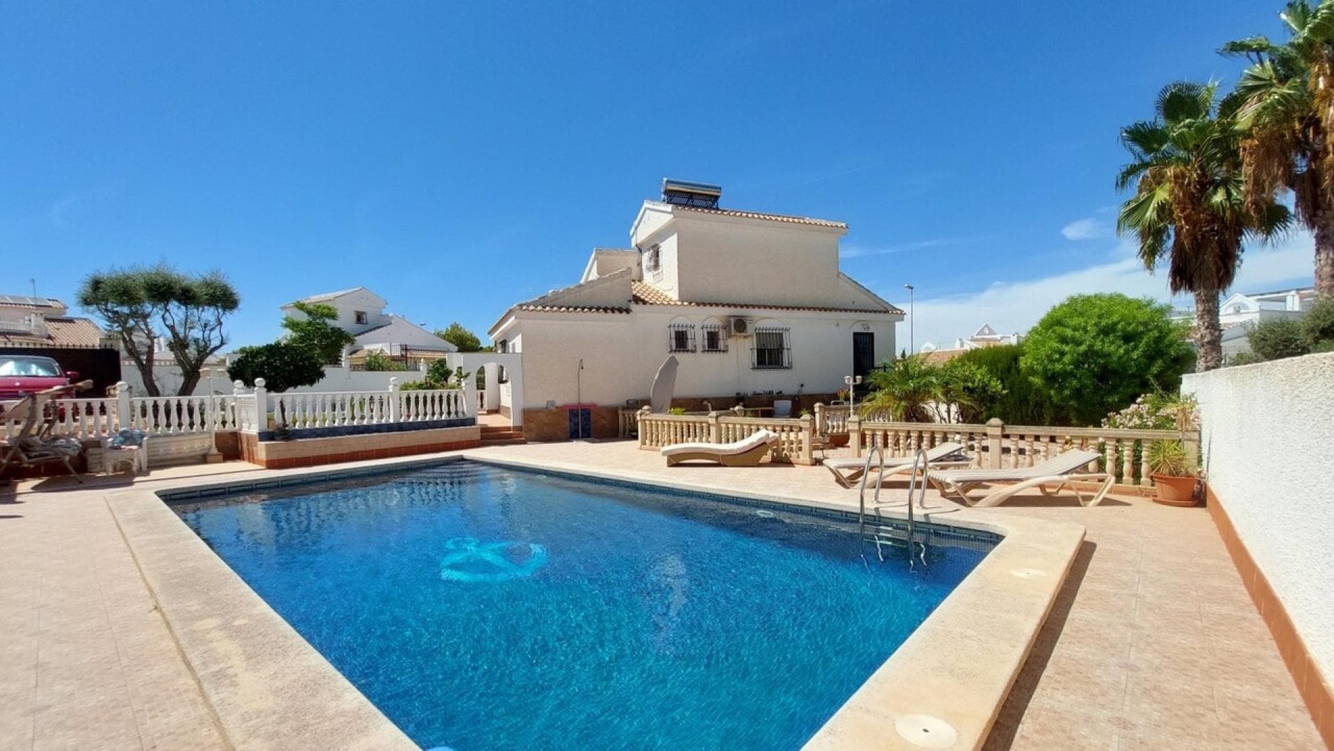 Spacious corner villa with a private pool and garage, situated on a 700m² plot within walking distance of all amenities.Located in Sector A, a short walk from shops and restaurants, this impressive 3-bedroom, 4-bathroom villa offers ample space, comfort, and convenience. Ideal for year-round living or as a holiday home.Situated on an attractive 700m² corner plot, the property welcomes you through a bright conservatory in the living room, complete with a cozy fireplace. An archway leads to the dining room and a fully equipped kitchen. On this floor are two bedrooms, one with an en-suite bathroom, and an additional family bathroom – both equipped with a modern walk-in shower.An internal staircase leads to the first-floor bedroom, which features an en-suite walk-in shower and sliding doors leading to a private roof terrace with expansive mountain views.Outside, the villa has two driveways, one of which leads to a garage. At the rear of the garage is an additional shower/toilet for added poolside convenience. The private pool is tiled and offers ample space for sun loungers, complemented by various seating areas for both sun and shade.Additional features include:<br />All bathrooms are equipped with modern walk-in showers<br />Air conditioning in three bedrooms<br />Ceiling fans throughout<br />Central heating and a fireplace – perfect for year-round comfortThe excellent location of this villa, combined with its modern upgrades, spacious layout, and outdoor amenities, makes it a fantastic choice for permanent living, holidays, or rentals.Camposol has two shopping centers with a supermarket, several private shops, a dentist, a veterinarian, a hairdresser, an optician, banks, a post office, bars, and a selection of fine restaurants, including Indian, Chinese, English, and Bulgarian, to name a few. There is also a medical center and a pharmacy. Camposol also offers numerous social events with live music and dancing.Camposol is just a 15-minute drive from the beautiful beaches of Bolnuevo and Puerto de Mazarrón, which also has a marina. Corvera Airport is only a 30-minute drive away, and Alicante is just over an hour away.