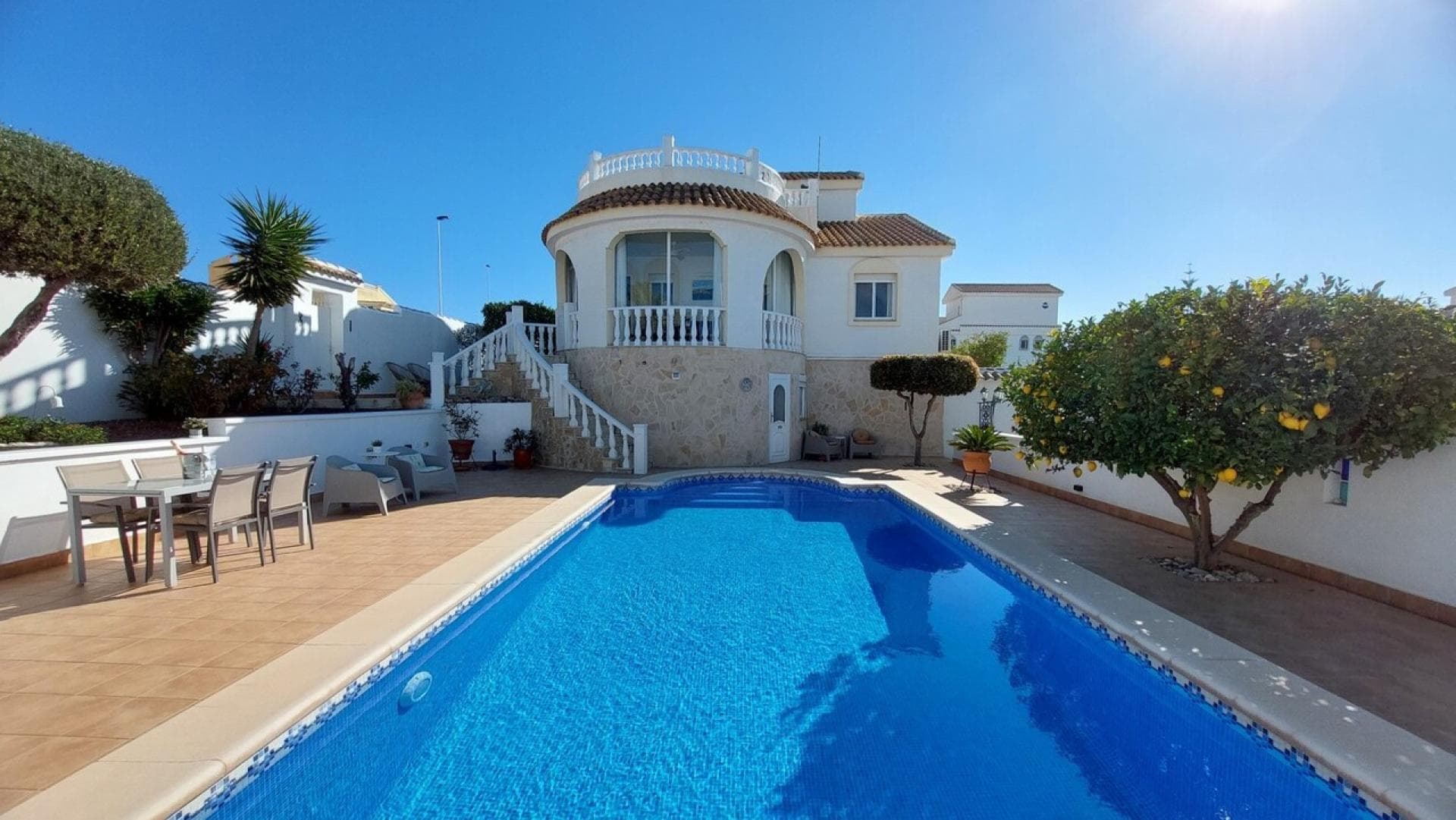 A stunning Neptuno villa with 5 bedrooms, 4 bathrooms, a swimming pool, and a self-contained apartmentThis detached Neptuno-style villa, situated on a spacious corner plot, offers luxury, versatility, and comfort – perfect for a large family or as a potential rental investment. Featuring a large private swimming pool and a beautifully landscaped garden with various fruit trees, this property is a haven of tranquility.A spacious driveway with a carport provides ample parking, while the converted underbuild offers enormous added value. It comprises a self-contained apartment with two bedrooms and one bathroom, a fully equipped kitchen, and a separate storage room housing the oil tank.In the main house, you'll find three double bedrooms, each carefully designed for comfort. On the lower floor are two spacious bedrooms – one with its own en-suite bathroom and the other adjacent to a family bathroom. The fully equipped kitchen is a chef's dream, complete with modern appliances and a built-in coffee machine for ultimate convenience. The open-plan living/dining area is bright and inviting, with ample space for entertaining.An internal staircase leads to the master bedroom, which has been beautifully renovated and now features a stylish en-suite bathroom and a luxurious walk-in wardrobe. From here, you step out onto the private roof terrace, where you can enjoy breathtaking views of the mountains, countryside, and surrounding area – a perfect spot for a morning cup of coffee or to relax at sunset.This villa features air conditioning in every room, oil-fired central heating, and thoughtful amenities for optimal comfort all year round. The property is also within walking distance of all amenities, making it an ideal location for a comfortable and relaxed lifestyle.With its large swimming pool, spacious living areas, self-contained apartment, and prime location, this villa is a rare find. It is a fantastic opportunity for a growing family or for those looking to invest in a truly special property.Located in the sought-after residential area of ​​Camposol, this community is perfect for those seeking convenience, relaxation, and leisure. Camposol is renowned for its 18-hole golf course and offers an ideal blend of active living and tranquil surroundings.Camposol boasts two shopping centers with a wide range of amenities, including a supermarket, private shops, a post office, and essential services such as dentists, veterinarians, opticians, banks, and a pharmacy. There are numerous dining options, with a variety of restaurants serving Indian, Chinese, English, and Bulgarian cuisine, among others. For relaxation and entertainment, you'll find lively bars and venues with live music, dancing, and social events.For healthcare, Camposol has a medical center and a pharmacy, providing residents with access to essential services close to home.This prime location is just a 15-minute drive from the beautiful beaches of Bolnuevo and Puerto de Mazarrón, where you can enjoy pristine sand, water sports, and the charming marina. Furthermore, Camposol's excellent accessibility makes travel a breeze: Murcia Corvera Airport is only 30 minutes away, and Alicante Airport is just over an hour's drive away.Camposol truly offers a lifestyle that balances comfort, relaxation, and accessibility. It's a fantastic choice for a year-round stay or a holiday.