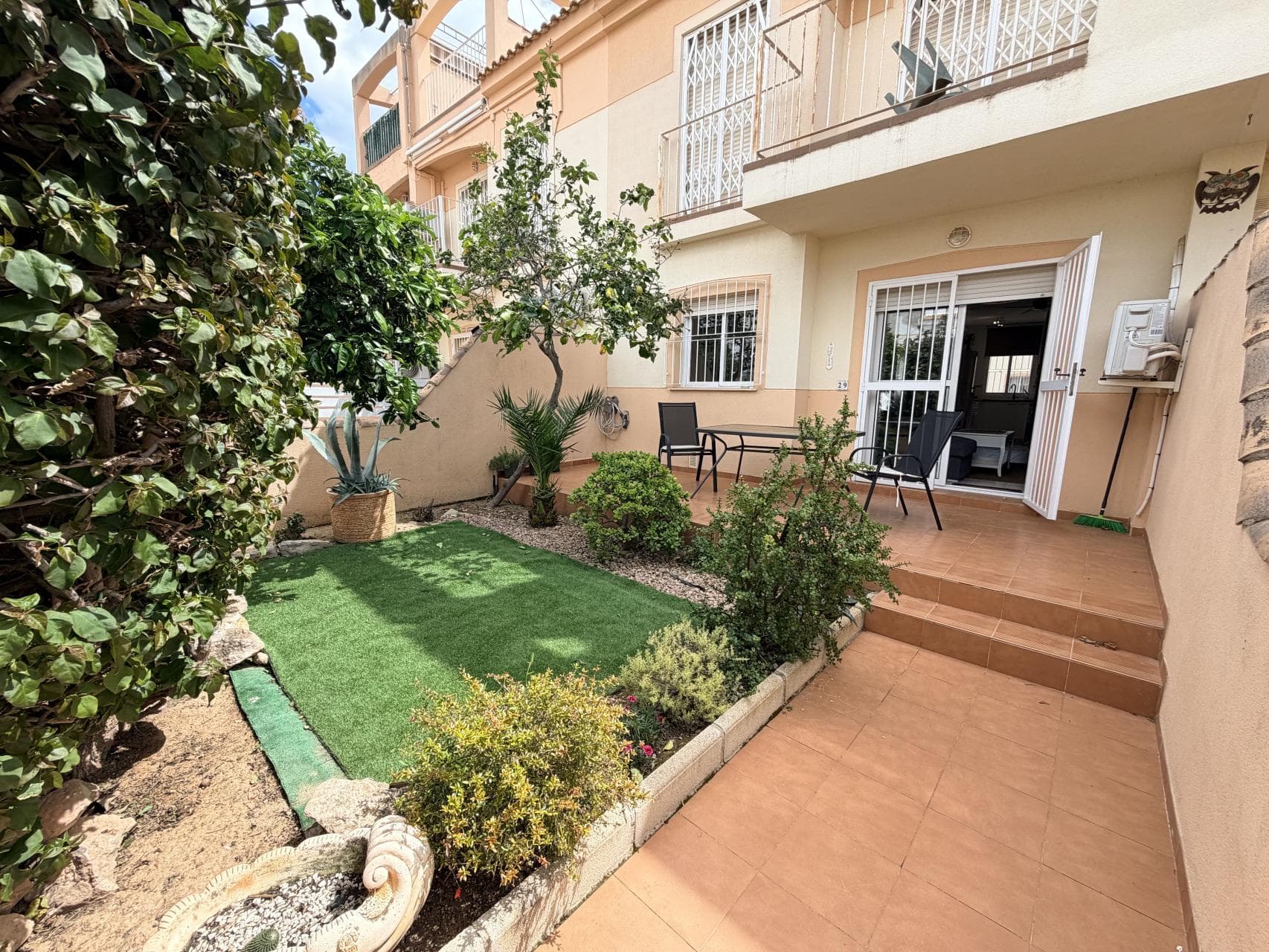 This beautifully renovated ground-floor bungalow is located in the highly sought-after area of Playa Flamenca, within the private residential complex Aloe—an ideal property for those seeking comfort, privacy, and an excellent location.<br />Built in 2002, the property offers 65 m² of well-distributed living space, featuring two bright bedrooms, one fully equipped bathroom, and a spacious living-dining area with direct access to a शानदार 30 m² north-facing terrace. This charming outdoor space, with independent access from another street, provides extra privacy and is perfect for enjoying the Mediterranean climate all year round.<br />The bungalow includes a fully equipped open-plan (French-style) kitchen and is sold fully furnished, ready to move in or to start generating rental income immediately.<br />The private residential complex boasts well-maintained communal areas, including a large swimming pool surrounded by green lawns and gardens, as well as communal parking for residents.<br />The location is excellent: just 2 km from the beach, 45 km from Alicante Airport, 2.5 km from golf courses, and only 900 meters from all essential services such as supermarkets, restaurants, and leisure areas.<br />Additionally, the property benefits from very low maintenance costs, with annual community fees of just €180 and an approximate annual property tax (IBI) of €160.<br />A fantastic opportunity as a permanent residence, holiday home, or investment in one of the most popular areas of the Costa Blanca.