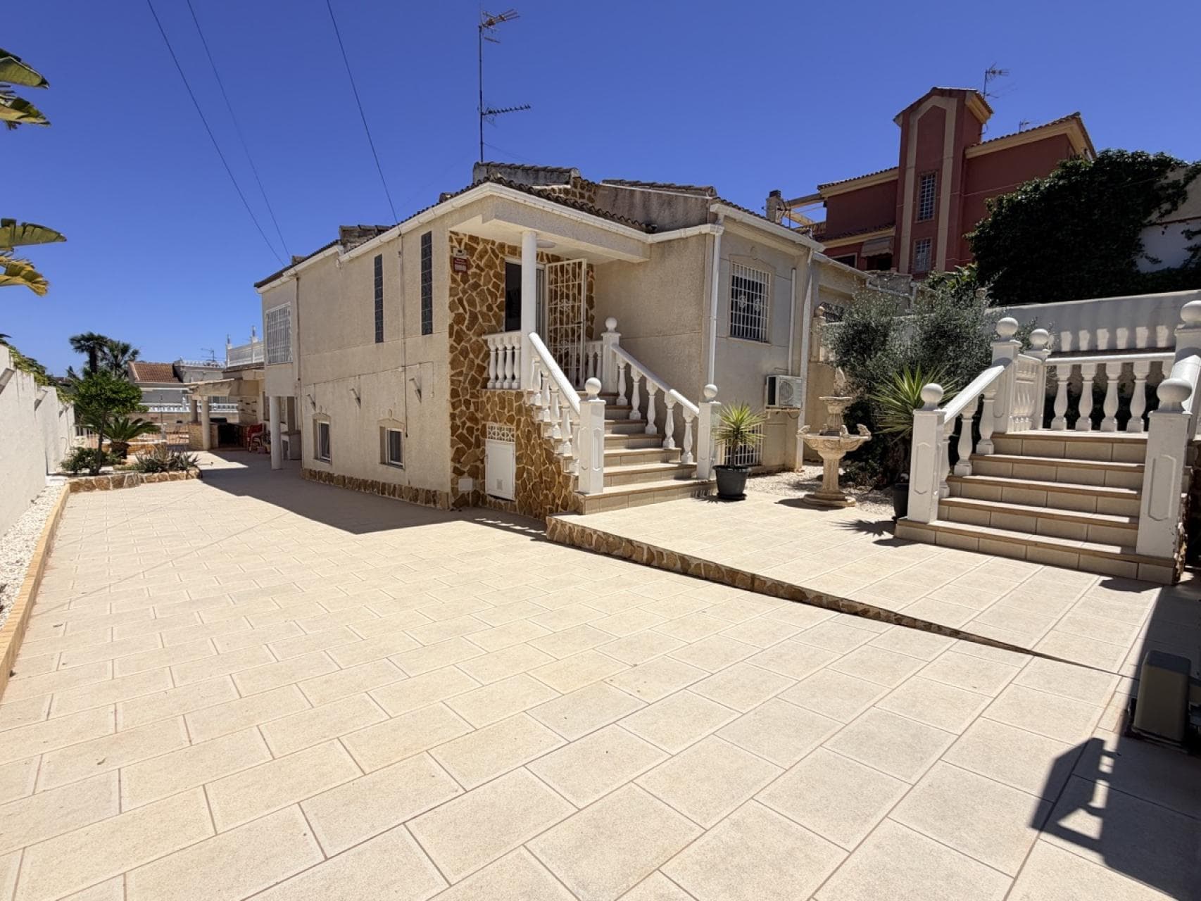 Unique Opportunity: Spectacular Renovated Semi-Detached Villa in Los Balcones – Torrevieja with Large Plot, Main House and Separate Guest HouseDiscover this incredible property located in one of the most sought-after areas of Torrevieja, Los Balcones. A home that combines space, functionality, and comfort, perfect for families seeking independence or for those wishing to rent out part of the property.Key Property Details:Total plot size: 507 m²<br />Approximate total built area: 220-230 m² (distributed between main house, utility room, and guest house).<br />Land area as per title deed: 159 m² (it is possible to regularize and register the actual area with a certificate of age without issue).<br />Layout of the property:Upper floor – Main house:3 spacious bedrooms.<br />Large living-dining room with fireplace.<br />Fully integrated open-plan kitchen.1 Main bathroom on the lower floor: Exceptionally spacious, designed like a true private spa. It features a separate shower area, a freestanding whirlpool tub or jacuzzi, and a double vanity (sink for two), perfect for couples or for enjoying a complete relaxation experience.2 dressing rooms, ideal for maximum organization and storage.<br />Separate laundry area for 2 additional rooms (ideal for storage or utility use) and a toilet for the pool area.Lower floor – Completely independent guest house:2 bedrooms.1 full bathroom.<br />French-style kitchen.<br />Separate living/dining room.Perfect for guests, remote work, holiday rentals, or family use.Exterior and common areas:Private swimming pool to enjoy the excellent climate of the Costa Blanca.<br />In the garden, you'll find a fantastic outdoor bar area with an awning, perfectly equipped for preparing drinks and meals al fresco. Ideal for gatherings, celebrations, or simply enjoying a drink by the pool.<br />Large plot with sunny and shaded areas.Unbeatable Location:Just a few meters from the Los Balcones Tennis Club.<br />Only 500 meters from the Filton Shopping Centre, where you'll find bars, restaurants, a supermarket, and a pharmacy.<br />Torrevieja Hospital is only 2 km away.<br />Torrevieja beaches are 3 km away.<br />Quick and direct access to the AP-7 motorway, connecting you to Alicante, Murcia, and the airports in under 40 minutes.Important Note: Although the deed states 159 m², the actual constructed area is approximately 220-230 m². It is possible to regularize the surface area with a certificate of age, allowing you to register the full area without complications.Ideal for: Large families, two families, investors (possible rental of the lower floor), or those who appreciate tranquility with all amenities within walking distance.Don't miss the opportunity to see this gem!