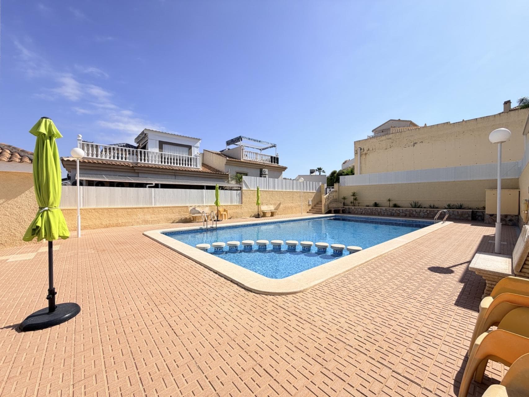Completely Renovated Corner Townhouse for Sale in RojalesThis excellent corner townhouse, built in 2008 but completely renovated in 2023, is located in the quiet and sunny area of Benimar, very close to Rojales. The property perfectly combines comfort, privacy, and a wonderful outdoor lifestyle, all in a very central and well-connected location.The house has 3 bedrooms with built-in wardrobes and 2 full bathrooms (one with a walk-in shower and the other with a bathtub). Both the bedrooms and the living room have hot/cold air conditioning, guaranteeing maximum comfort all year round.On the solarium, you will find a summer kitchen, a storage room, and a beautiful pergola with a chill-out area, ideal for relaxing or entertaining guests. In addition, the property has solar panels that improve energy efficiency, a cozy 16 m² interior patio, a practical outdoor shower with hot water, and parking within the property itself.An added bonus is the private swimming pool located right next to the property, allowing you to enjoy a swim in complete comfort and privacy. Thanks to its corner location, the property benefits from a greater sense of spaciousness and abundant natural light.Approximate distances:<br />Beach: 15 minutes<br />Airport: 35 minutes<br />Shops and services: 3 minutes<br />Golf course: 5 minutes<br />In the surrounding area, you'll find everything you need: supermarkets, and just a short drive away, the lively main street of Ciudad Quesada with its bars, restaurants, and pharmacy. Here you'll enjoy a holiday atmosphere year-round.Would you like more information or to arrange a viewing? Don't hesitate to contact us. We'd be delighted to help.