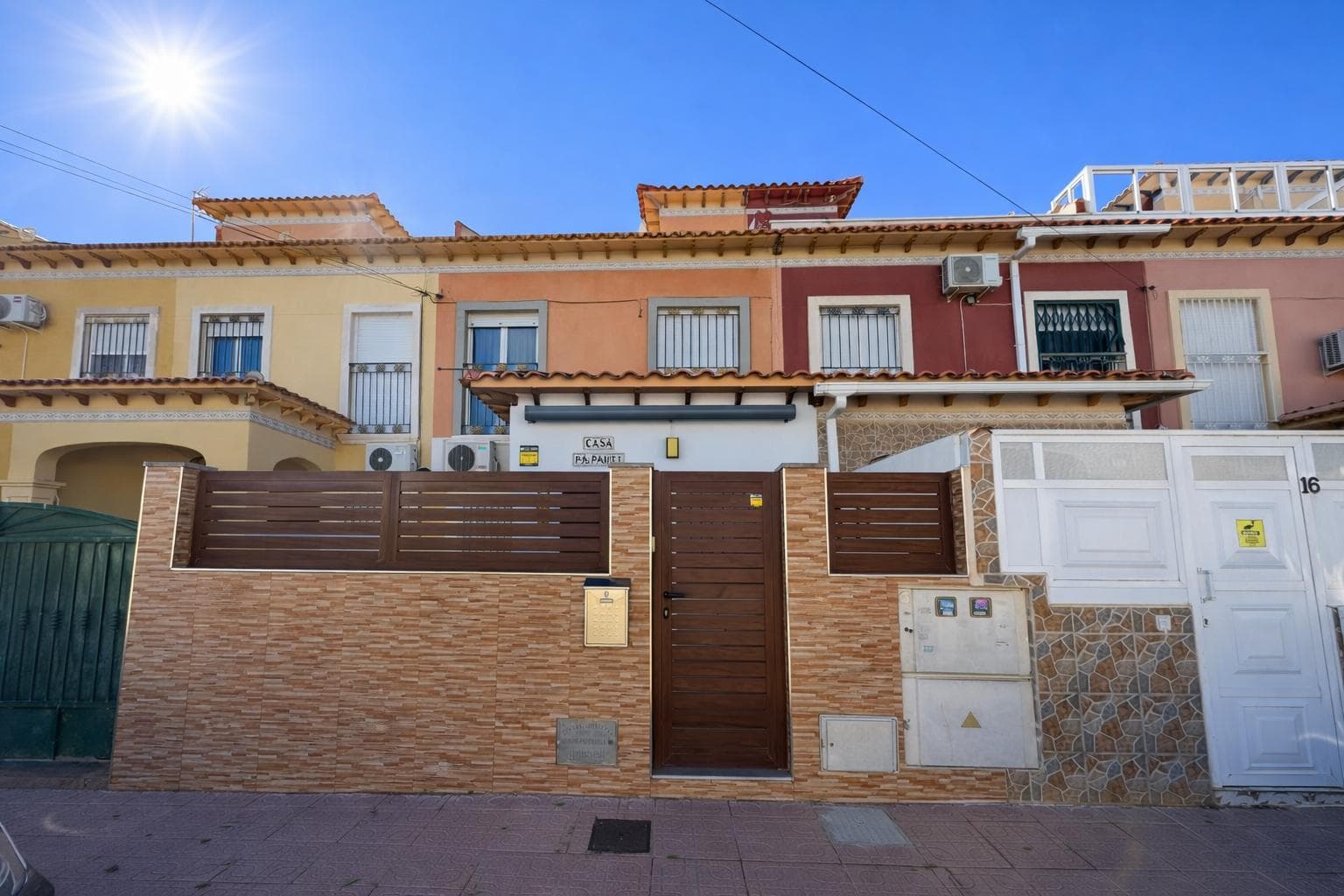 Discover your new home in Torrevieja, in a quiet and well-connected residential area, perfect for year-round living or enjoying your holidays on the coast. This semi-renovated townhouse combines comfort, natural light, and the charm of the authentic Mediterranean lifestyle.On the upper floor, a pleasant private solarium offers open views of the lake, becoming the ideal place to relax at the end of the day.Main features of the property 73 m² built, distributed over two floors 2 bright and well-ventilated bedrooms 2 fully equipped and functional bathrooms Private solarium with lake views Residential complex with swimming pool and childrens areasIBI 165 €COMUNIDAD 100 € TRIMESTREIn addition, its strategic location provides easy access to the citys main points of interest and is approximately 45 km from Alicante Airport. In the immediate surroundings you will find restaurants, bars, pharmacies, shopping centers, and supermarkets.An ideal opportunity for those seeking tranquility, nearby services, and a home ready to enjoy from day one. Contact us now and come discover your next home in Torrevieja.