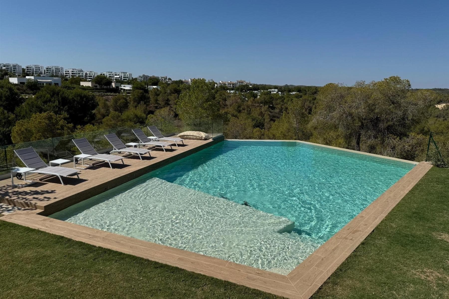 Located in the prestigious setting of Las Colinas Golf Country Club, this elegant 88 m² apartment combines design, comfort, and a privileged lifestyle in one of Spains most exclusive golf resorts.It features 2 bedrooms and 2 bathrooms, along with a fully equipped open-plan kitchen with high-end appliances, seamlessly integrated into the living room to create a modern, functional, and welcoming space. It is sold fully furnished, ready to move in. The residential complex offers a communal swimming pool, beautifully landscaped gardens, and 24-hour security, ensuring privacy and peace of mind. It also includes a private parking space, adding convenience and practicality within the resort.Key features 88 m² built Large south/southwest-facing terrace 2 bedrooms 2 bathrooms Open-plan kitchen with high-end appliances Communal swimming pool Private parking space included Storage roomA perfect property for living, holidaying, or investing in an exclusive Costa Blanca environment.Its location allows you to enjoy the tranquility of the golf course , shops, restaurants, pharmacies, supermarkets, and nearby shopping centers. Alicante International Airport is approximately 50 minutes away by car, providing excellent national and international connections. Contact us today to schedule your viewing.