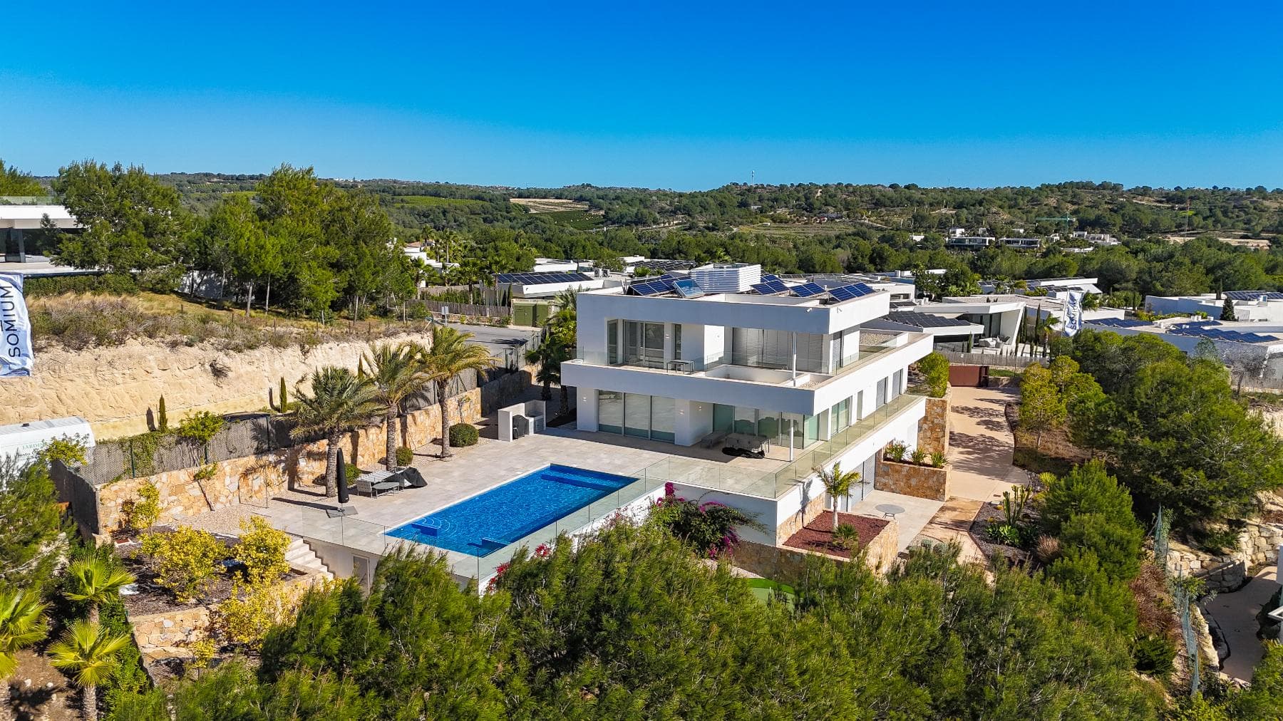 Located in the exclusive setting of Las Colinas Golf Country Club, in Orihuela Costa, this impressive detached villa of 546 m² built on a 2,188 m² plot offers absolute privacy, generous space and a sophisticated lifestyle alongside the golf course. Built in 2022 and southeast-facing, the property enjoys exceptional natural light throughout the day and open views over the resorts green landscape, considered one of the most prestigious residential and golf complexes in Europe.Built over 3 levels with multiple terraces and open viewsKey Features 546 m² built 2,188 m² plot 5 bedrooms and 6 bathrooms Southeast orientation Fully equipped kitchen Private swimming pool Private garage Basement for cinema room, office and other uses New build (2022) Location Las Colinas Golf, Orihuela Costa Price €2,700,000Contact us today and discover a unique detached villa in Las Colinas.