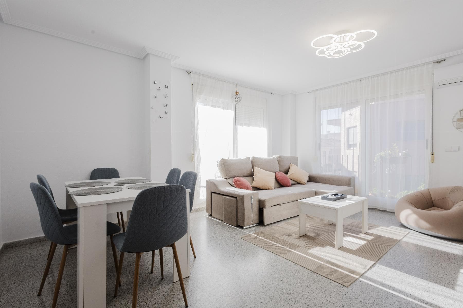 Discover this top-floor apartment on the second level, 97 m² in San Miguel de Salinas, perfect as a family home or investment. Built in 1995 and in good condition, with south-facing orientation providing natural light all day.It features 4 bedrooms, 2 bathrooms, an independent kitchen, and a 5 m² terrace. Includes solarium, garage, and comes fully furnished with appliances, ready to move in.Located close to services such as bars, restaurants, supermarkets, and parks, just 40 minutes from Alicante Airport.Main features97 m² builtTop-floor apartment on the second level, southeast orientation4 bedrooms, 2 bathroomsIndependent kitchen5 m² terrace, solariumGarageFurnished with appliancesPrice €179,900An opportunity combining space, location, and comfort. Contact us to schedule your visit.