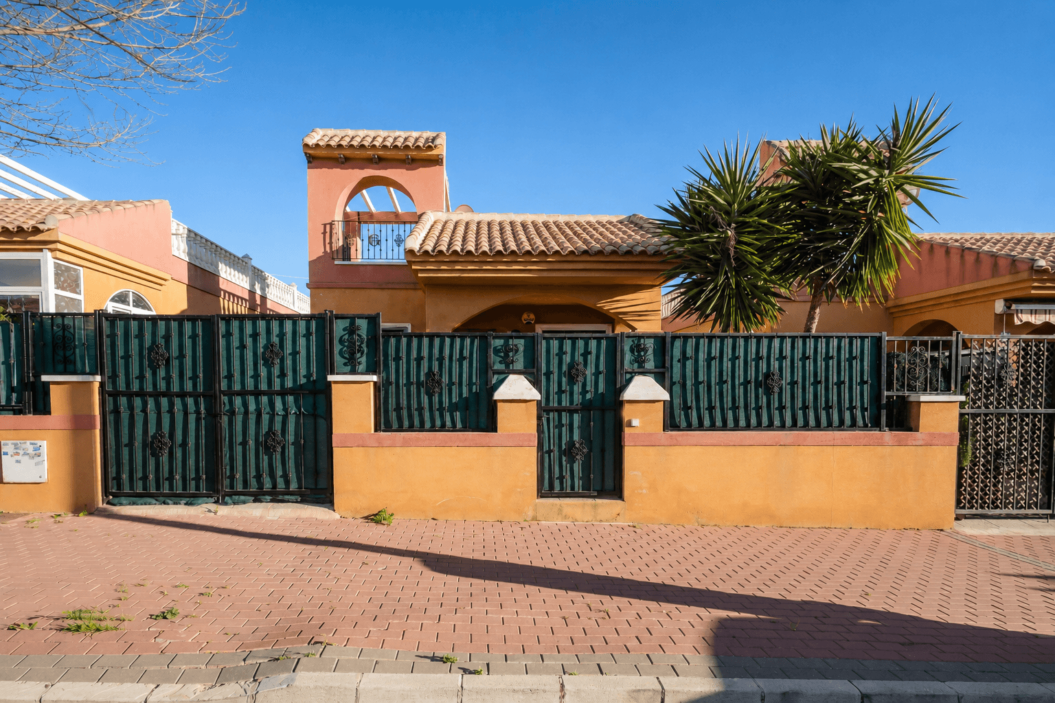 Live the essence of the Mediterranean in this detached villa in Torrevieja, a cozy and functional home ideal both as a permanent residence and for seaside getaways. With 79 m² built on a 90 m² plot, it offers the perfect balance between comfort and easy maintenance. 229.990 €The property is in good condition and is sold furnished and equipped, ready to move into. Enjoy its private solarium, perfect for relaxing in the sun or sharing outdoor moments, as well as a communal swimming pool to cool off during the warmer months.Key Features 79 m² built 90 m² plot 2 bedrooms 2 bathrooms South-facing Independent kitchen Solarium Communal swimming pool Furnished and equipped Year 2007 Good condition Price €229.990IBI (Property Tax) €261Community Fees €340 YearLocated in an area with all amenities within easy reach bars, restaurants, supermarkets, pharmacies, shopping centres and beach it offers comfortable and practical living without long journeys. AlicanteElche Miguel Hernández Airport is approximately 45 km away (about 40 minutes).Schedule your visit today and discover your new home on the Costa Blanca