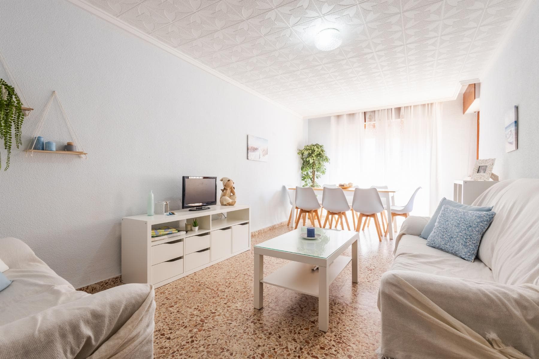 Live by the sea in Torrevieja! A 3-bedroom apartment just 250 meters from Los Náufragos and Acequión beaches, in a prime location ideal for both living and investment. Priced at €163,000, this approximately 95 m² property, built in 1981 and well maintained, offers space, comfort, and Mediterranean style.3 bright bedrooms2 full bathroomsSpacious living-dining roomPrivate 10 m² terraceModern independent kitchenFunctional laundry areaAir conditioning in 2 bedroomsSoutheast orientationOptional garage €18,000Located in an area with all amenities nearby (supermarkets, restaurants, shops), and just 10 minutes from the Marina. Alicante Airport is only 40 minutes away.Property tax (IBI) €211Community fees €124.76 quarterlyWith over 300 days of sunshine per year and close proximity to unique natural surroundings, this property offers an excellent quality of life and a great opportunity on the Costa Blanca.