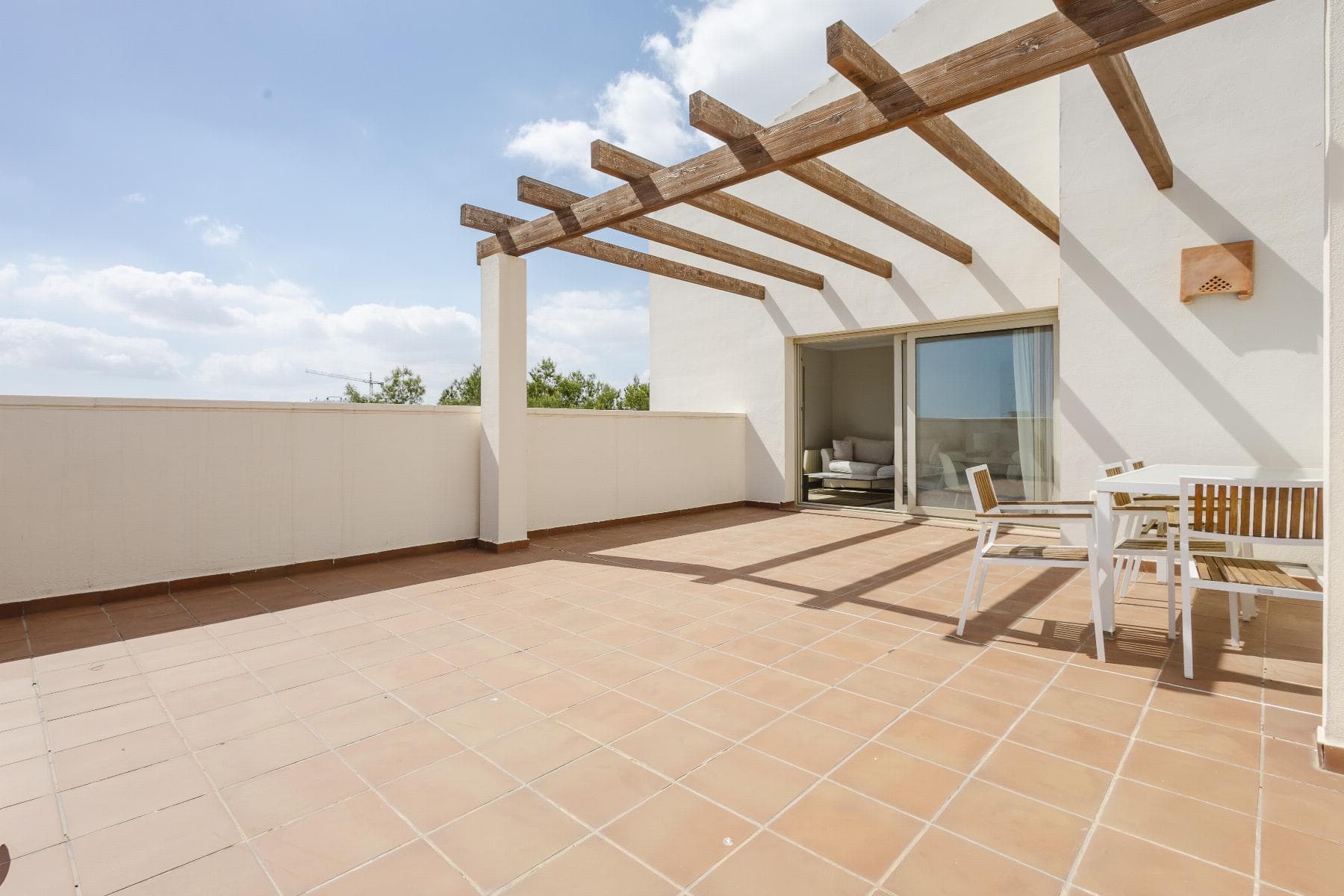 Discover this exclusive penthouse in Las Colinas Golf, Orihuela, a 100 m² property designed to make the most of natural light thanks to its excellent southeast orientation . Its spacious 37 m² terrace is perfect for relaxing while enjoying beautiful sea views .The property is in good condition and features an independent kitchen, offering both comfort and functionality. It also includes a garage and storage room, adding extra convenience to your daily life. 2 bedrooms and 2 bathrooms 37 m² terrace with sea views Communal swimming pool Garage and storage included Southeast orientationIBI 250,82 € / Property tax €250.82Comunidad 131,56 € mensuales / Community fees €131.56 monthlyLas Colinas Golf Country Club (Orihuela) is a resort offering a golf course, restaurants, and leisure areas, as well as sports facilities such as padel and tennis courts, a gym, and wellness areas.An ideal opportunity for living or investment. Contact us today and schedule your visit.