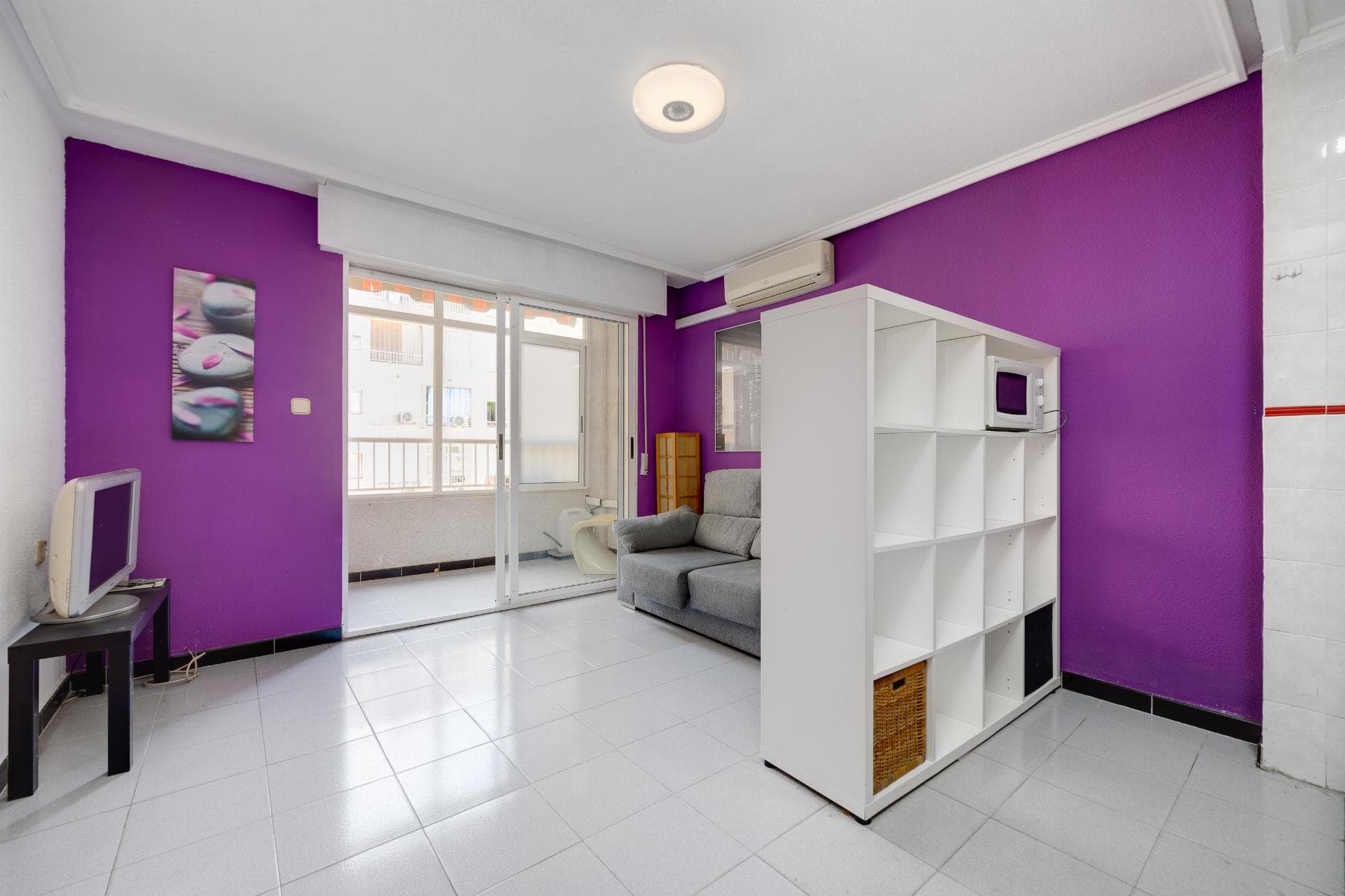 Living just 250 metres from the sea in Torrevieja is a privilege and now it can be yours. This cosy 45 m² apartment, built in 1991 and in good condition, combines location, natural light and functionality in one of the most sought-after areas Playa del Cura.Its southeast orientation guarantees brightness for most of the day , creating a warm and pleasant atmosphere all year round. The open-plan kitchen enhances the sense of space and flow, while the 7 m² glazed terrace adds a versatile extra area to enjoy in any season.Main Features 45 m² built 1 bedroom 1 bathroom Open-plan kitchen 7 m² glazed terrace Southeast orientation 250 metres from the beachCommunal swimming pool to enjoy it, a pass must be purchased.Property tax €116.15Community charges €73.05 per quarterSurrounded by bars, restaurants, supermarkets, pharmacies, shopping centres and parks, everything you need is within easy reach no car required .Alicante Airport is approximately 45 km away, offering convenient national and international connections.An ideal opportunity as an investment, holiday home or seaside residence .Contact us today and schedule your viewing. Your life by the coast starts here.