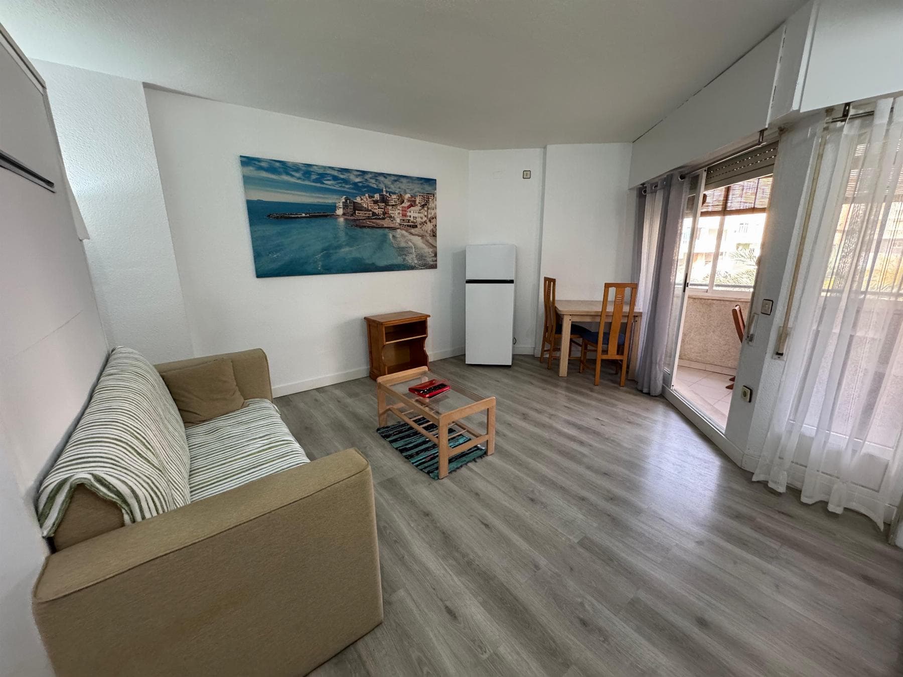 Discover this 41 m² studio, a strategic opportunity just 250 metres from the sea . Built in 1995 and in good condition, it offers a functional and well-designed space, ideal as an investment, holiday home or seaside getaway.The open-plan kitchen enhances the sense of space and flow, while the 13 m² glazed terrace adds real added value an extra area perfect as a relaxation space, dining area or versatile living zone all year round .Main Features 41 m² built 1 bathroom Open-plan kitchen 13 m² glazed terrace Southeast orientation Communal swimming pool 250 metres from the seaSurrounded by bars, restaurants, supermarkets, pharmacies, shopping centres and parks, all amenities are just a short walk away. Alicante Airport is approximately 45 km away, offering excellent national and international connections .Contact us today and schedule your viewing. Your place on the coast is waiting for you.