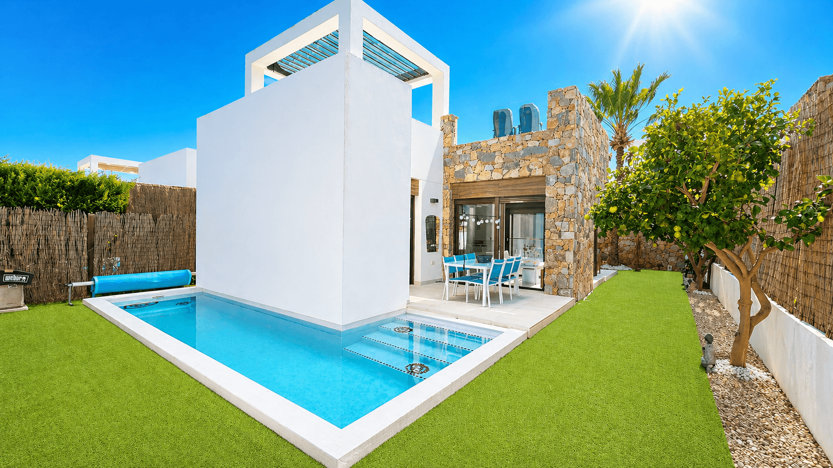 Detached villa with private pool in Lomas de Cabo Roig an opportunity that blends comfort, privacy, and that Mediterranean lifestyle that always delivers on its promise. Ideal both for year-round living and for getaways where time seems to stand still.Set on a 223 m² plot, this semi-new home offers a perfect balance between a cozy interior and outdoor spaces designed to be enjoyed at a relaxed pace80 m² built area2 bedrooms with fitted wardrobes2 full bathrooms, one en suiteSpacious and very bright living-dining roomOpen-plan French-style kitchen, modern and practical223 m² plot with 123 m² garden19 m² heated private swimming pool62 m² solarium with open viewsTwo terraces and green areasFully furnished propertyLocated in a yet well-connected area, close to amenities, beaches, and golf courses, this villa is not just a property its a smart investment with the soul of a home.