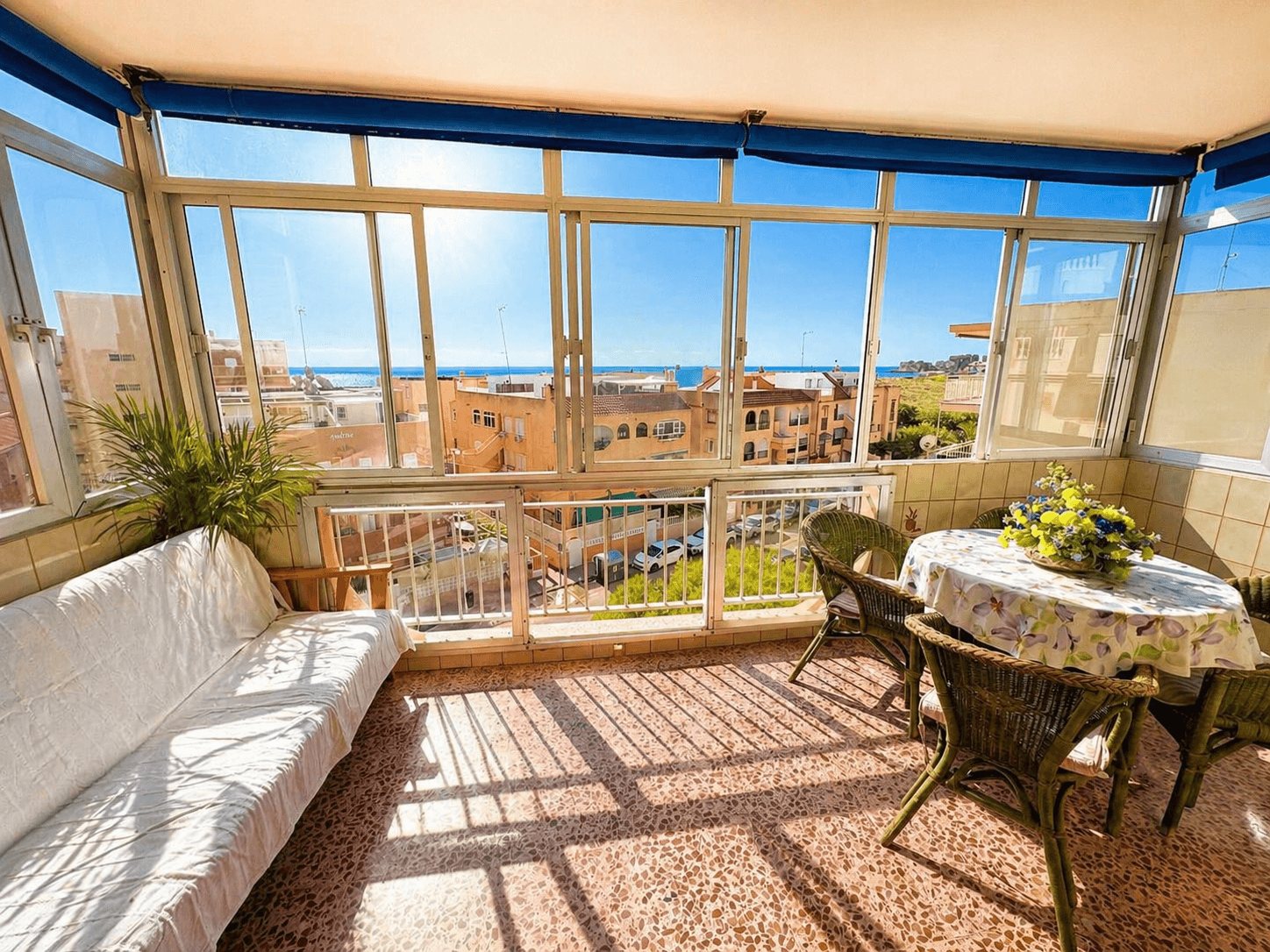 Discover this bright 71 m² apartment in Torrevieja Playa de La Mata, an ideal option for those seeking space, comfort, and proximity to the sea. Its south-facing orientation ensures excellent natural light throughout the day, creating a warm and welcoming atmosphere.Price €189,500Key features 71 m² built area 2 bedrooms and 1 bathroom 10 m² glazed terrace South-facing Sea views Solarium Communal car park Furnished with appliancesA property designed to enjoy the sea, natural light, and quality of life.Located just 250 meters from the beach and surrounded by bars, restaurants, pharmacies, supermarkets, shopping centers, and parks, all services are within easy reach. Alicante Airport is approximately 40 km away, providing convenient connections.Contact us today and schedule your visit.