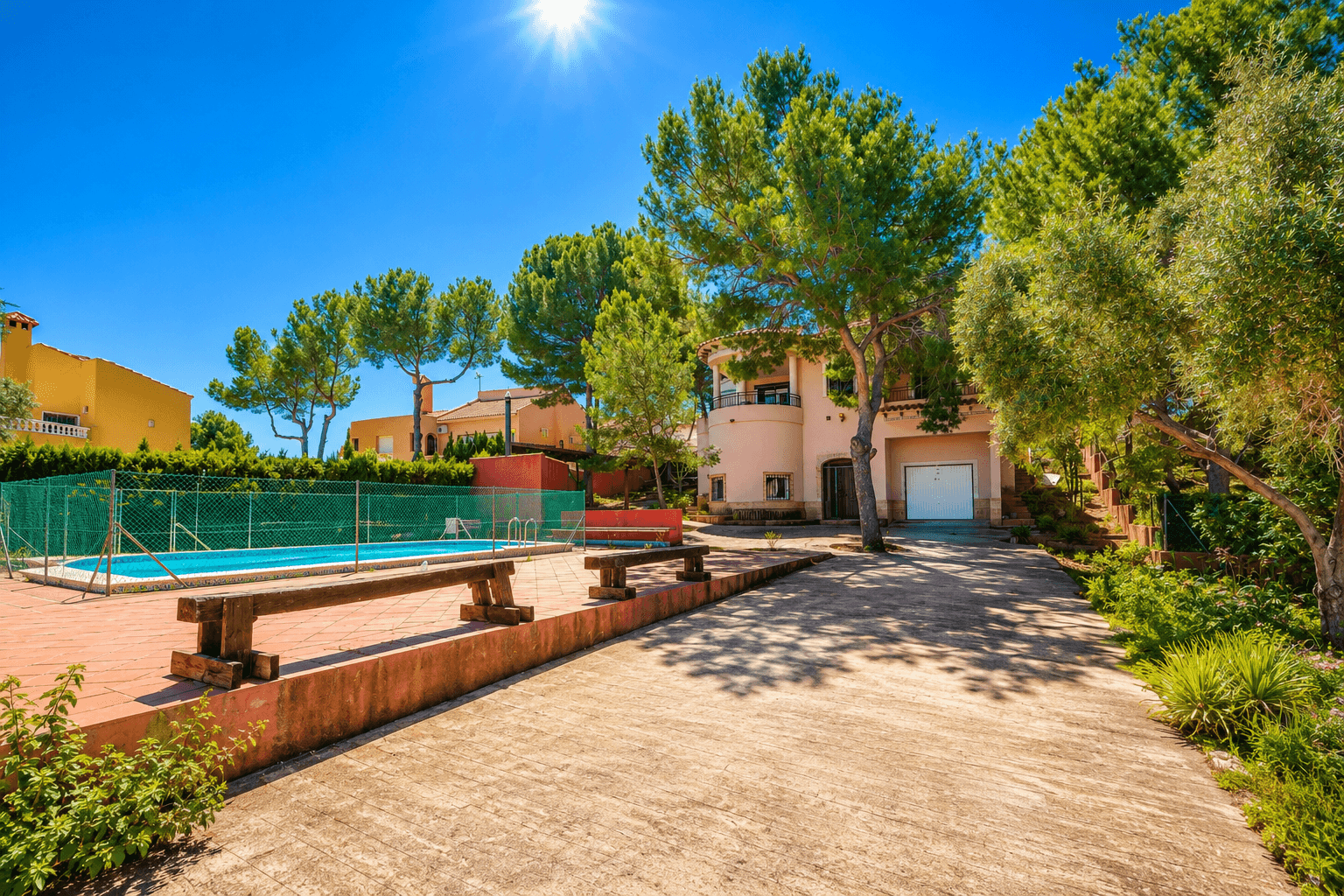 Discover this exclusive Mediterranean villa situated in the prestigious Ciudad de las Comunicaciones area of San Miguel de Salinas, a prime location on the Southern Costa Blanca. With 300 m² of floor space on a spectacular 1,250 m² plot, this property combines spaciousness, privacy and comfort in a natural and peaceful setting. Its excellent south-facing orientation ensures natural light throughout the day, creating warm, bright and welcoming spaces. 5 spacious bedrooms and 3 full bathrooms Perfectly maintained private swimming pool Separate apartment for guests, an office or rental Fully equipped kitchen and air conditioning Private garden, pergola and terraces with unobstructed views Garage with direct access and storage room Fitted wardrobes and excellent conditionThe property, built in 2001, is situated in a quiet and well-connected residential area, close to shopping centres and nature reserves, and just a few minutes from the beaches of the Costa Blanca. An ideal opportunity as a main residence, second home or investment with great potential on the Southern Costa Blanca.