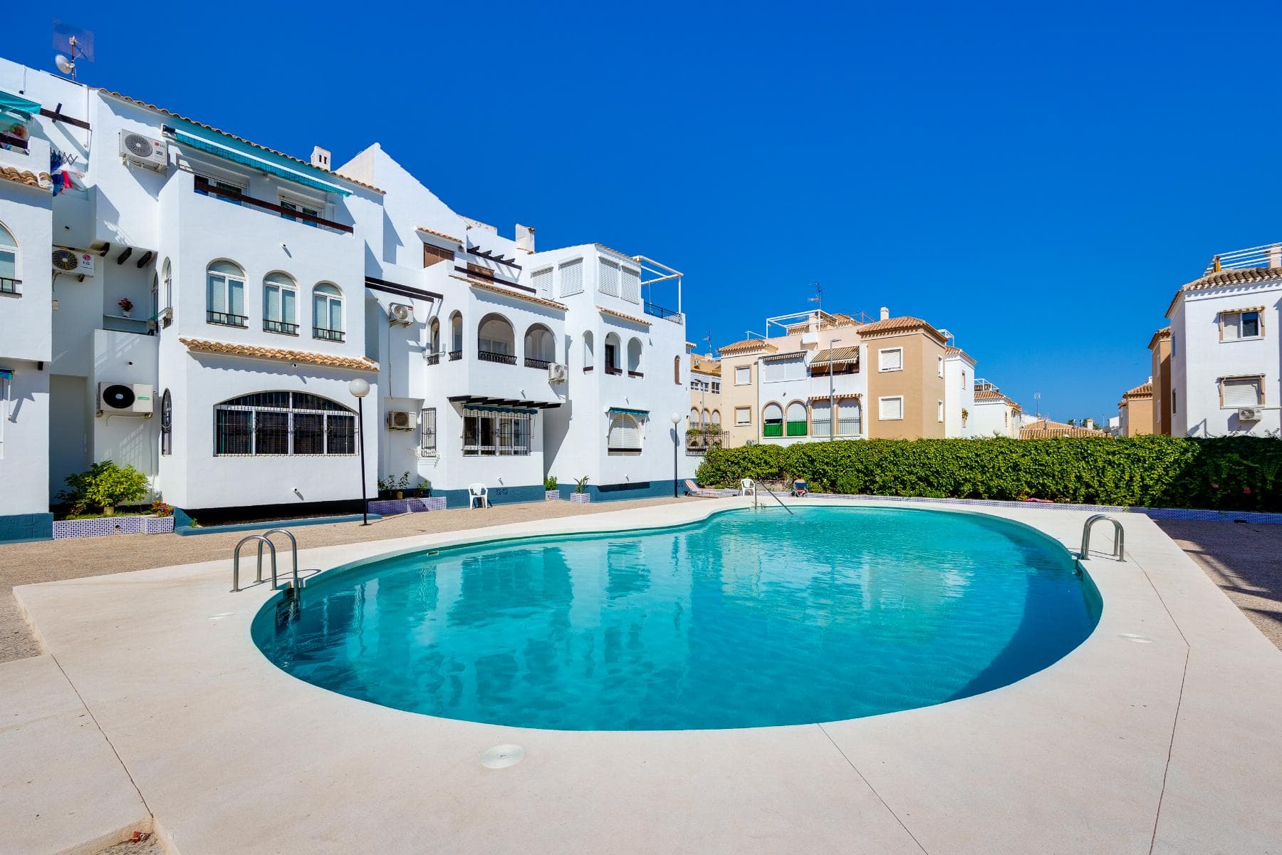 Discover this cosy 70 m² bungalow situated in one of the most sought-after areas of Torrevieja, Playa de Los Náufragos. Its south-east facing position allows for excellent natural light throughout most of the day, creating warm and pleasant living spaces all year round. Key features 70 m² of floor space 2 bedrooms 1 bathroom Separate kitchen 10 m² glazed terrace South-east facing Communal swimming pool Furnished and fitted with appliances Just 350 metres from the beach Year of construction 1990 Property tax (IBI) €200/year Service charge €410/yearIts excellent location means that restaurants, bars, supermarkets, pharmacies, shopping centres, parks and all the amenities you need for daily life are just a few minutes away. Furthermore, Alicante International Airport is approximately 45 km away, a 40-45 minute drive.An ideal opportunity both as a permanent home and for enjoying your holidays by the sea. Request information or book your viewing today.Translated with DeepL.com (free version)