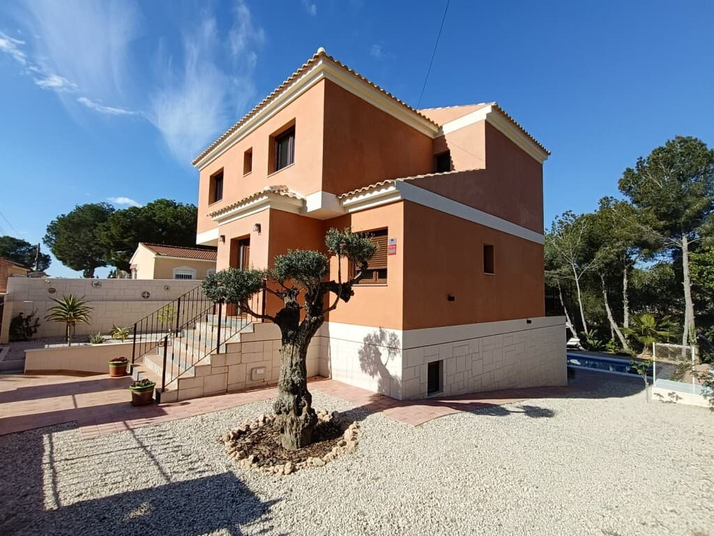 MODERN LUXURY VILLA WITH INDOOR AND OUTDOOR POOL ON A 1,008 M² PLOT IN PINAR DE CAMPOVERDEThis exceptional detached villa is located in a quiet and established residential area of Pinar de Campoverde, in the municipality of Pilar de la Horadada, Alicante. Set on a generous 1,008 m² plot, the property offers privacy, space and high energy efficiency, making it ideal as a permanent residence or an exclusive holiday home on the Costa Blanca South.The villa has a total built area of approximately 256 m² distributed over two levels: a ground floor and a semi-basement. The layout has been designed to provide comfortable family living with spacious rooms and flexible areas suitable for multiple uses.The property features five bedrooms and four bathrooms, offering ample accommodation for larger families or for hosting guests. The main living area includes an open-plan living and dining space with direct access to the outdoor terraces and garden.One of the standout features of this property is the combination of both an indoor swimming pool and an outdoor private pool. The outdoor pool has a water surface of approximately 32 m² and is surrounded by sun terraces and garden areas. The indoor pool allows year-round use, adding a unique lifestyle element rarely found in residential villas.The semi-basement level provides additional versatile space that can be used as a guest area, leisure room, gym, office or spa area, depending on individual needs.The plot offers private parking within the property and a garage. The garden areas provide privacy and multiple outdoor living spaces.ENERGY PERFORMANCEThe villa holds an Energy Efficiency Certificate rated A, with an energy consumption of 25 kWh per m² per year and CO2 emissions of 4 kg per m² per year. The certificate is valid until March 1, 2034. This confirms excellent energy performance and reduced operating costs.KEY FEATURESType: Detached villa<br />Plot size: 1,008 m²<br />Total built area: approx. 256 m²<br />Levels: Ground floor and semi-basement<br />Bedrooms: 5<br />Bathrooms: 4<br />Swimming pools: Indoor pool and outdoor pool approx. 32 m²<br />Garage: Yes<br />Energy rating: A<br />Location: Quiet residential area in Pinar de CampoverdeThis property combines modern construction standards, energy efficiency and generous living space in one of the most desirable residential areas of the Costa Blanca South.