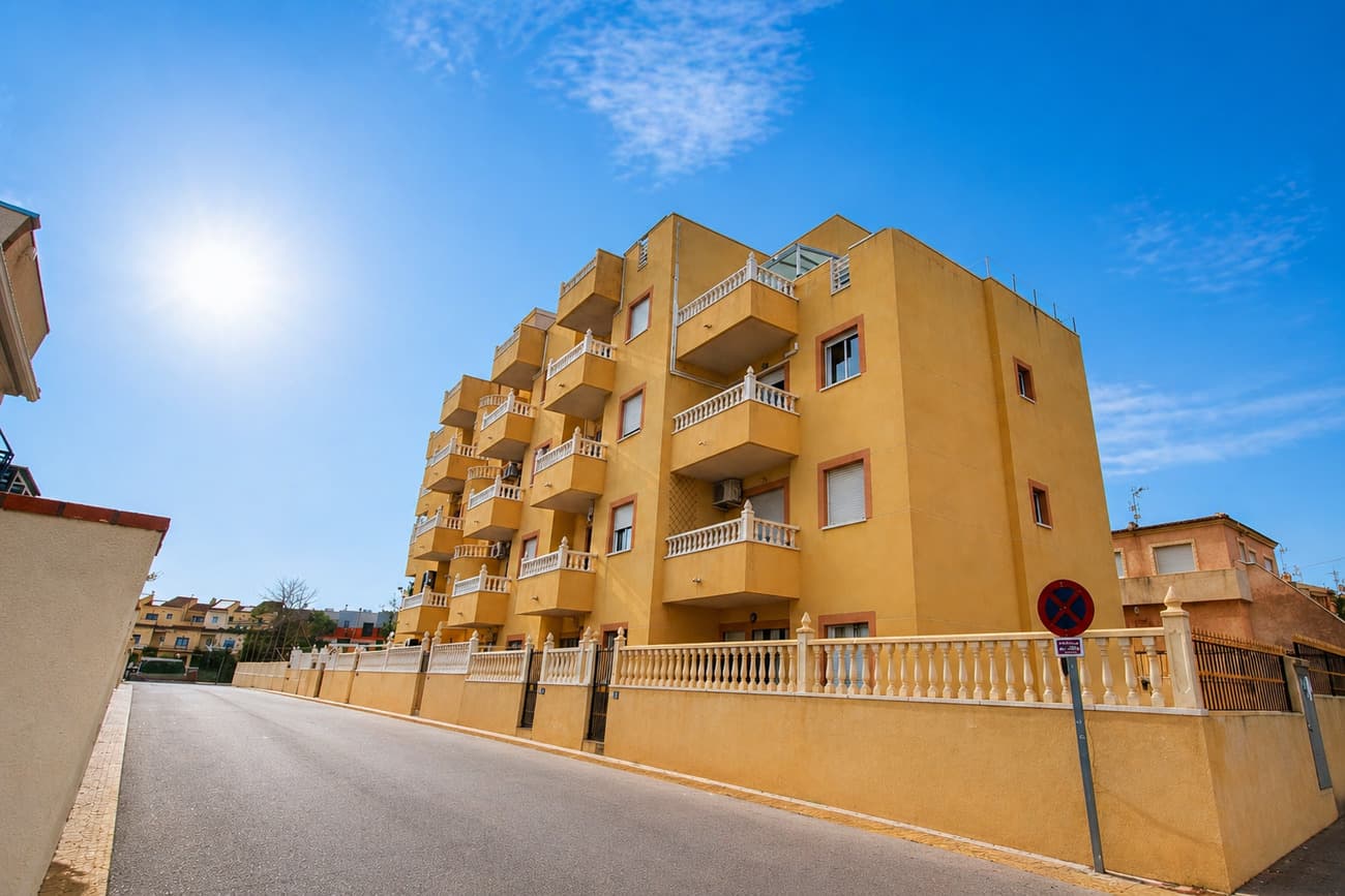 Bright 2 bedroom apartment with sea views, lift and communal pool in Lomas de Cabo Roig, Orihuela Costa.Certificate from the Communidad de propietarios (community) available that a tourist license is possible. Located on the second floor of a well maintained residential building with lift, this apartment offers a bright and practical layout with direct access to a private balcony featuring open sea views.The living and dining area is light and comfortable, connected to a half open kitchen which allows for functional everyday use. The property includes two bedrooms and one bathroom, making it suitable for both personal use and rental purposes.The apartment is sold unfurnished, giving the new owner full flexibility to furnish and style the property according to personal preference or rental strategy.Residents have access to a communal swimming pool, ideal for enjoying the Mediterranean climate. The surrounding area offers a quiet residential environment with parking available on the street.The community of owners has approved tourist rentals, making this property an interesting option for short term rental investment, subject to obtaining the relevant license.The property is located in Lomas de Cabo Roig, close to shops, restaurants and all daily amenities, and within a short drive to the beaches of Orihuela Costa.