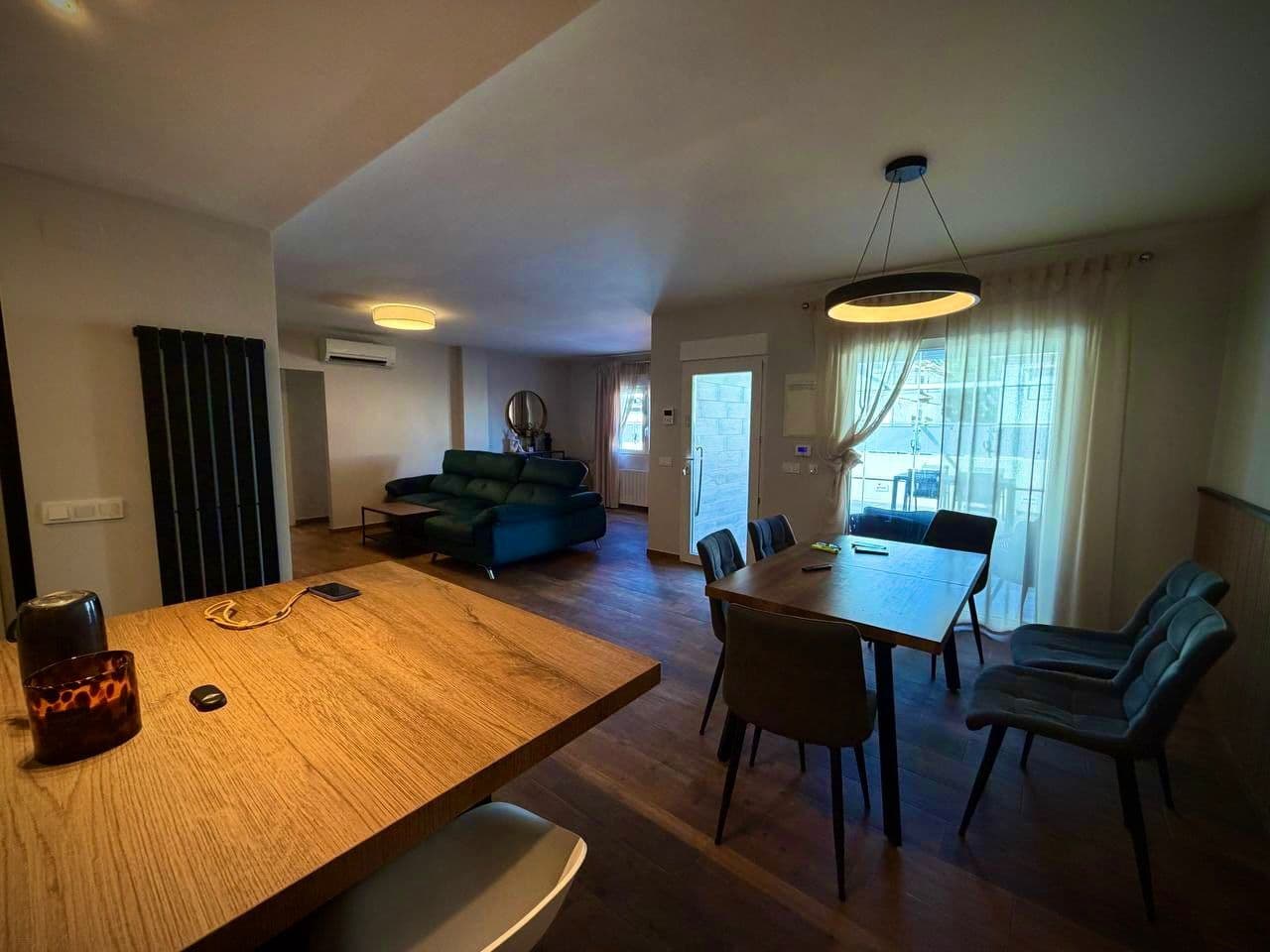 ✨ CASA ESPECTACULAR EN VENTA – LISTA PARA ENTRAR A VIVIR ✨✔️ Casa de 2 plantas totalmente reformada<br />✔️ 5 dormitorios amplios<br />✔️ 4 baños completos<br />✔️ Aire acondicionado en toda la vivienda<br />✔️ Suelo radiante para máximo confort<br />✔️ Placas solares – ahorro de energía 💡<br />✔️ Piscina privada para disfrutar todo el año<br />✔️ Gran balcón y zonas exteriores 🌿<br />✔️ Muebles nuevos incluidos en el precio<br />✔️ 2 plazas de parking, una cerrada con espacio extra🏡 Vivienda luminosa, moderna y muy acogedora, hecha con materiales de alta calidad y pensada para vivir con comodidad, estilo y eficiencia.<br /> 