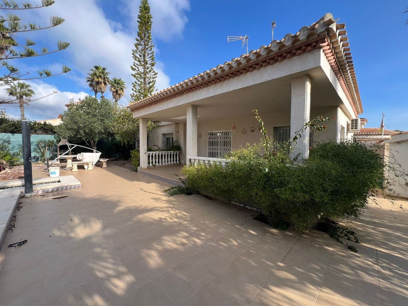 Detached Mediterranean Villa with Private Pool and Large Garden in Playa FlamencaLocated in one of the most sought-after residential areas of Playa Flamenca (Orihuela Costa), this charming detached villa offers privacy, space and authentic Mediterranean lifestyle just minutes from the sea.The property sits on a large private plot of approx. 500 m² and features a beautiful garden, sunny terraces and a private swimming pool, creating the perfect environment to enjoy the Costa Blanca climate all year round.Inside the villa you will find a bright and spacious open-plan living and dining area with American kitchen, large windows and direct access to the terrace, filling the home with natural light.Property features• 3 spacious bedrooms<br />• 2 bathrooms<br />• Bright open-plan living and dining room<br />• Fully equipped American kitchen<br />• Large covered terrace perfect for outdoor dining<br />• Private swimming pool<br />• Large garden surrounding the property<br />• Air conditioning<br />• Private parking area<br />• Quiet residential communityThe outdoor space is one of the highlights of this villa. A generous terrace overlooks the pool and garden, ideal for relaxing, entertaining guests or enjoying long Mediterranean evenings.LocationThe villa is located in Playa Flamenca, one of the most popular areas of Orihuela Costa.Within minutes you will find:<br />• Beaches of Playa Flamenca<br />• La Zenia Boulevard shopping center<br />• Restaurants and bars<br />• Supermarkets<br />• Golf courses<br />• International schools<br />• Alicante Airport (40 minutes)This property is ideal as:<br />✔ Permanent residence<br />✔ Holiday home<br />✔ High-yield rental investmentA rare opportunity to own a detached villa with private pool in Playa Flamenca.