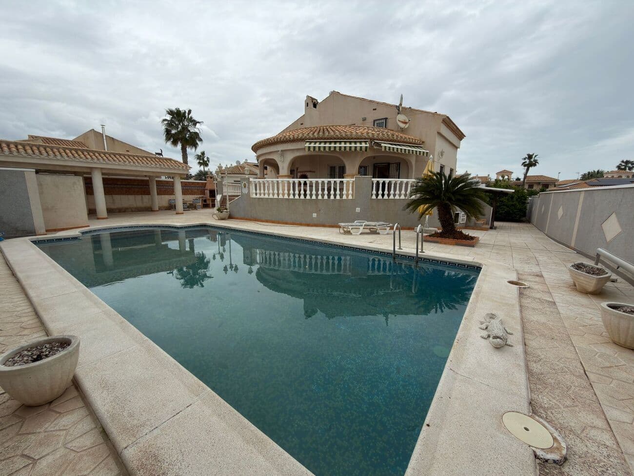 Vivienda unifamiliar con piscina, jardín y amplios espacios en Orihuela CostaSe ofrece esta vivienda unifamiliar distribuida en dos plantas, ubicada en una parcela de 369 m², ideal tanto como residencia habitual como inversión en la Costa Blanca.La propiedad cuenta con una superficie construida de 130 m² y 117 m² útiles, con una distribución funcional y espacios amplios.Distribución:<br />    •    5 dormitorios<br />    •    3 baños completos<br />    •    Salón amplio con techos altos y gran entrada de luz natural<br />    •    Cocina independiente<br />    •    Dos plantasLa vivienda destaca por su amplitud interior, con una zona de salón de doble altura que aporta sensación de espacio y luminosidad.Exterior:<br />    •    Parcela de 369 m²<br />    •    Jardín privado<br />    •    Piscina<br />    •    Zona de barbacoa<br />    •    Terraza<br />    •    Solárium con vistas abiertasAdemás, dispone de zona de ocio con mesa de billar, ideal para disfrutar en familia o con invitados.Ubicada en una zona tranquila, con buenas conexiones y cerca de todos los servicios, esta propiedad ofrece privacidad, amplitud y múltiples posibilidades tanto para uso personal como para rentabilidad.