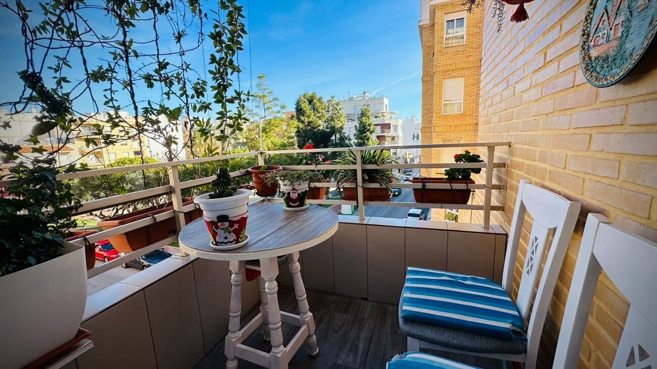 Guadamar de Segura <br />Apartment for sale 300 m from the beachSpacious 89 m² apartment located on the second floor.<br />Layout: 3 bedrooms, 1 bathroom, 2 balconies, storage room.<br />There is a shared rooftop terrace.The apartment is sold fully furnished and equipped: fitted kitchen, gas supply, dishwasher, washing machine, microwave and air conditioning.<br />The property is in good condition and ready to move in.Excellent location with all amenities nearby: supermarkets, school, health center and beauty salon.<br />5 minutes from the bus station and 20 minutes from the airport.