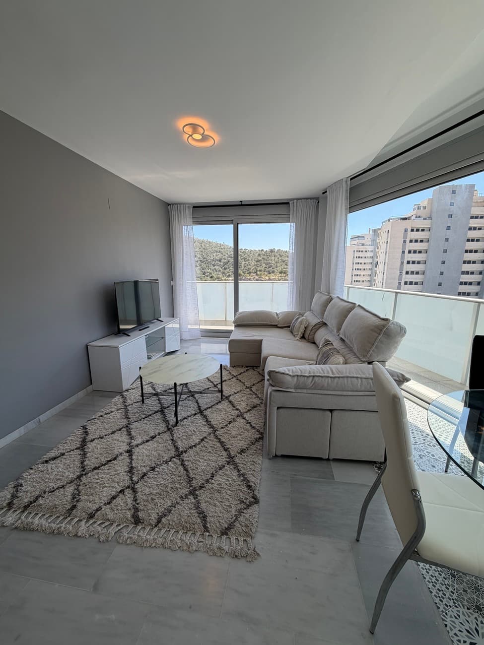Spacious corner apartment with a large terrace and open views in Elegance — La Cala Finestrat / La Vila JoiosaDiscover a unique property that combines space, natural light, and an excellent location just 300 meters from the sea.Located on the 10th floor of an 11-storey building, this bright corner apartment enjoys completely unobstructed views, great privacy, and sunshine throughout the day.<br />The balconies surrounding the property and its large terrace create a perfect connection between indoor and outdoor living, offering a pleasant sense of space and comfort.Main features:<br />• 115 m² built area<br />• 2 spacious bedrooms<br />• 2 full bathrooms<br />• Separate laundry room<br />• Fully equipped kitchen<br />• Bright living room with direct access to the terraceThe property is sold fully furnished, equipped, and ready to move in or start renting from day one.<br />Parking space included in the price.Residential complex with resort-style amenities:<br />• 3 swimming pools<br />• Modern gym<br />• Sauna<br />• Table tennis room<br />• Children’s area<br />• Dance and Pilates roomExcellent location:<br />Only 300 meters from the beach and close to all services: Mercadona, Consum, Carrefour, Leroy Merlin, Decathlon, and much more.Additionally, a local market takes place every Tuesday and Saturday just 100 meters away — perfect for buying fresh products.An ideal option as a permanent home, a second residence by the sea, or an investment with high demand all year round.